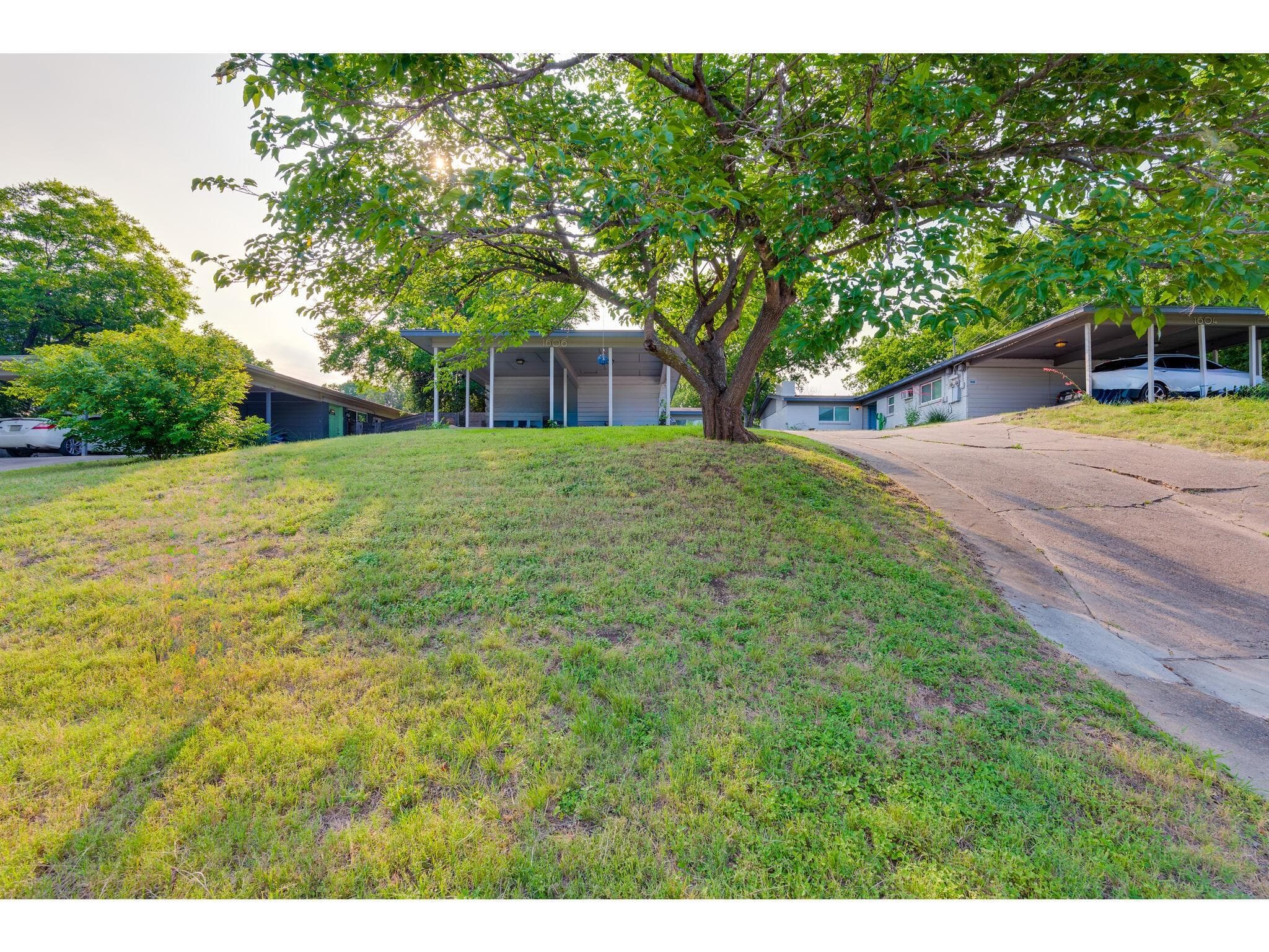 1606 Parker Ln