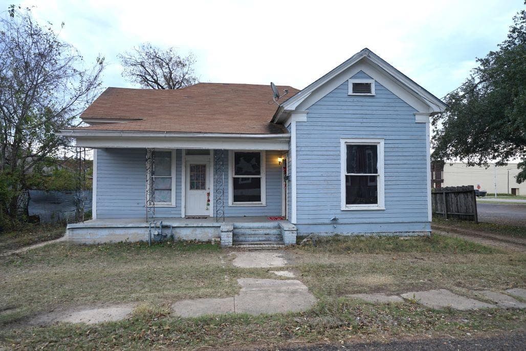 107 S Crockett Ave