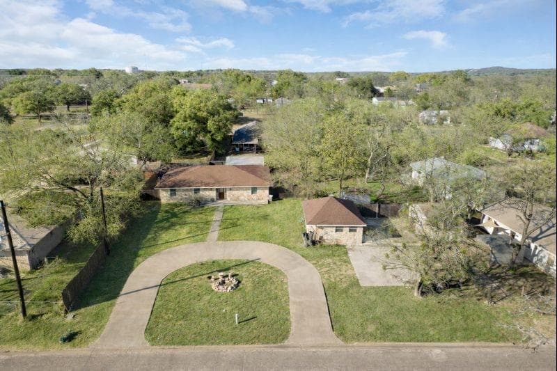 801 1/2 E Avenue C None