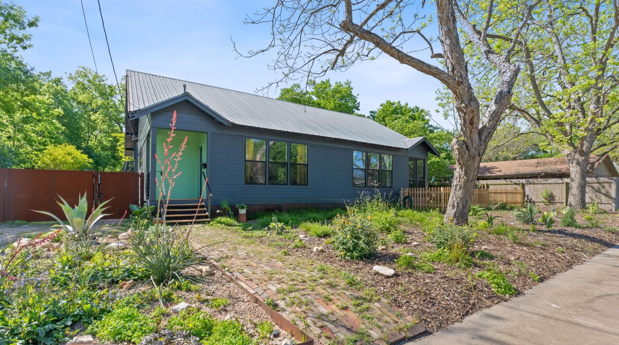 708 W Prairie Lea St