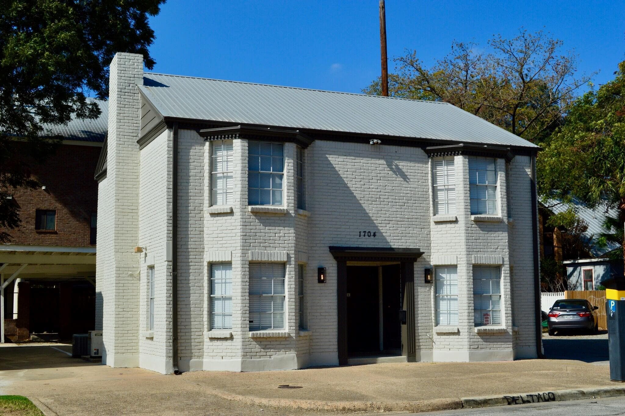 1704  SAN ANTONIO St