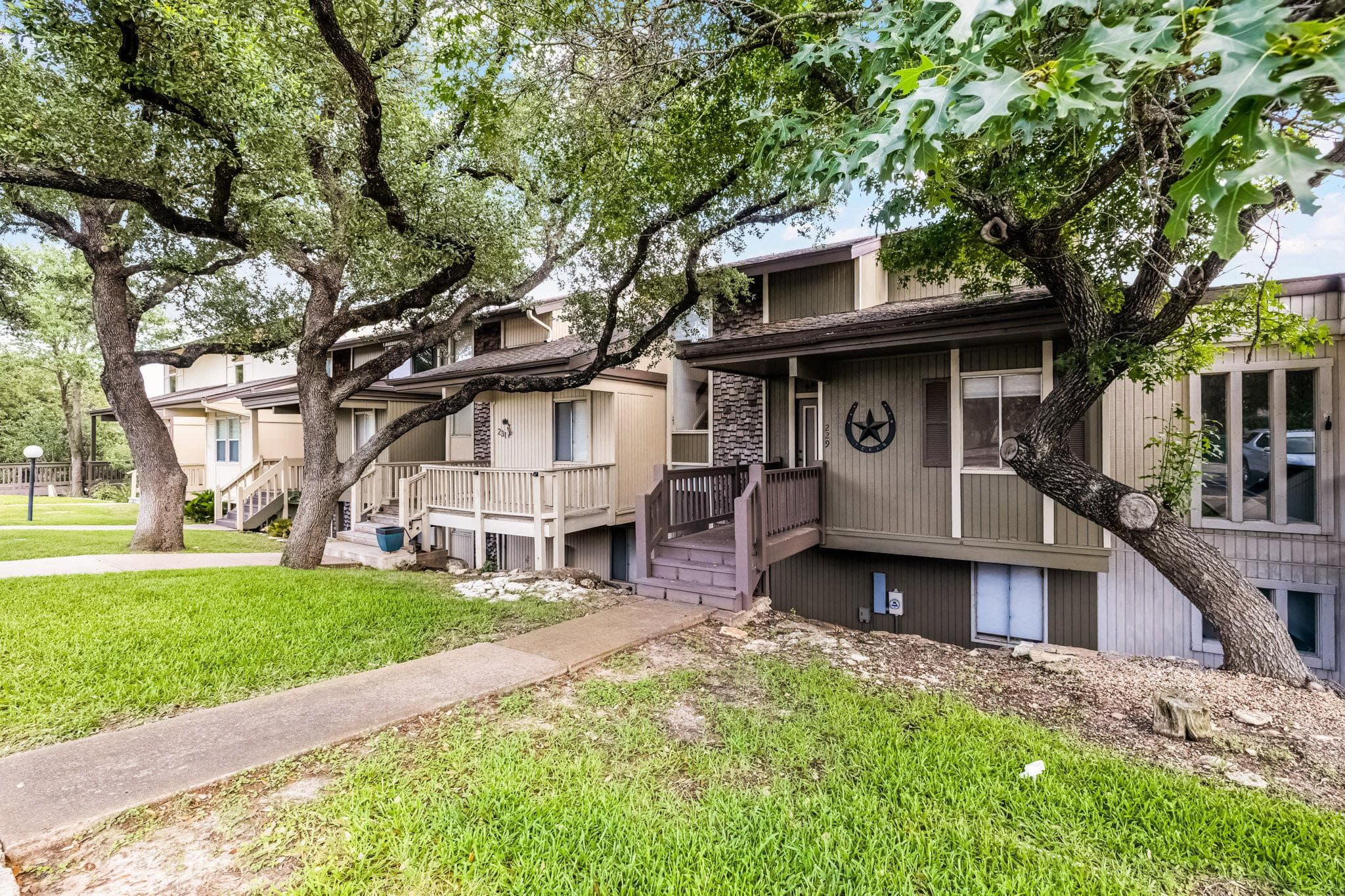 229  Comanche Ln