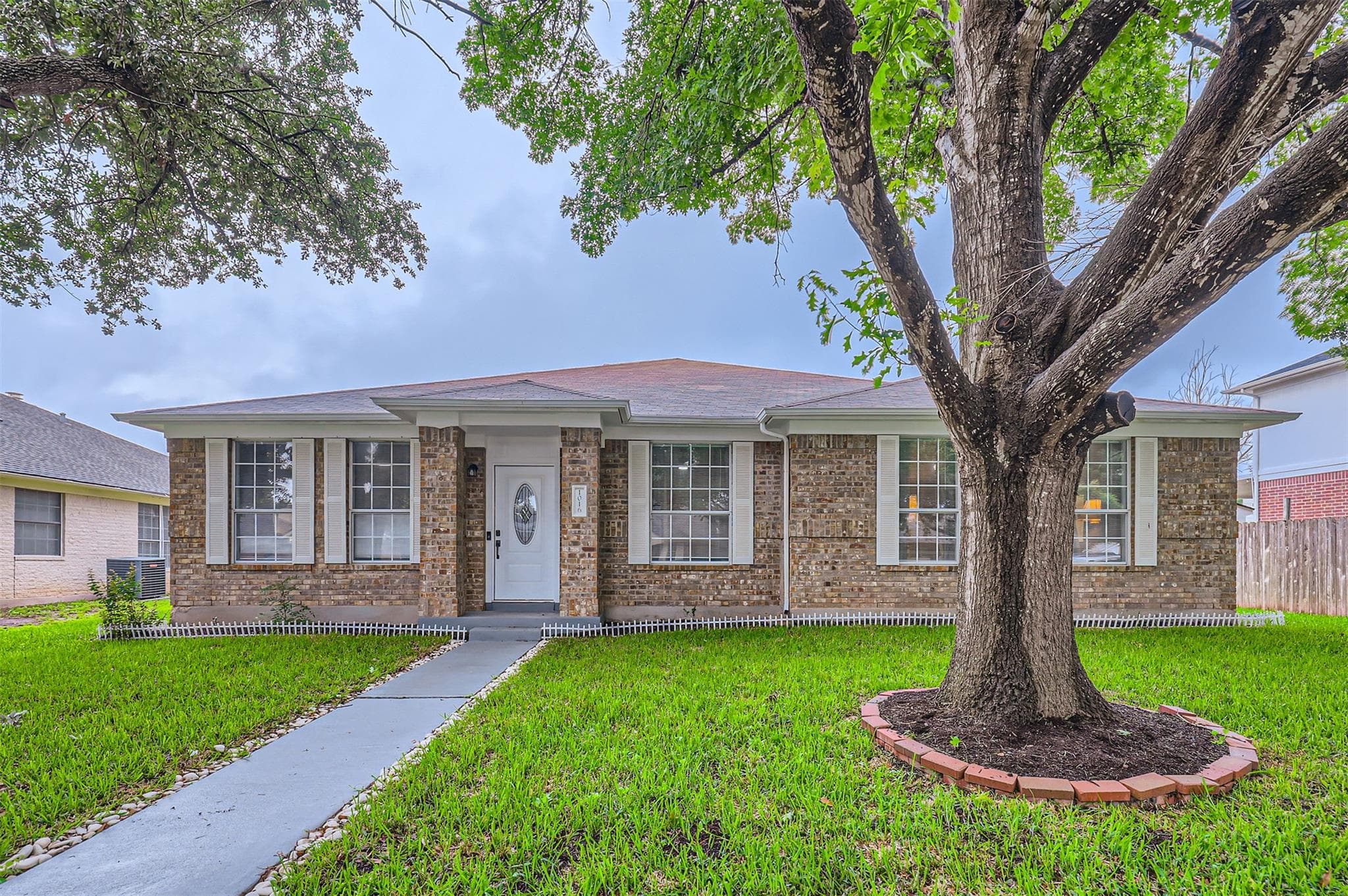 1016  Thackeray Ln