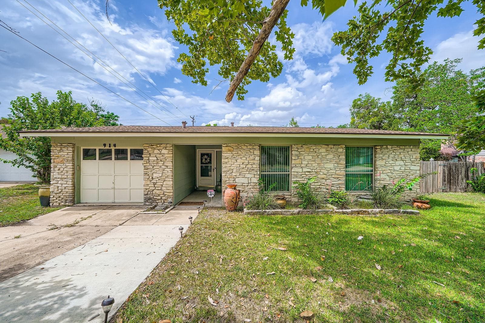 914  Hermitage Dr