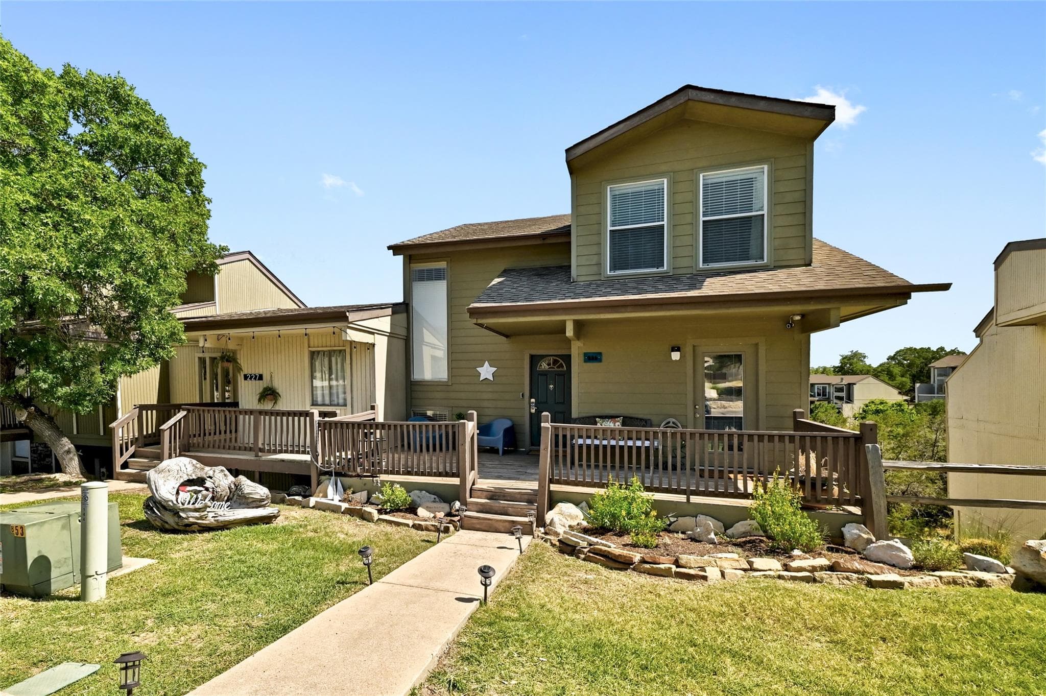225  Comanche Ln