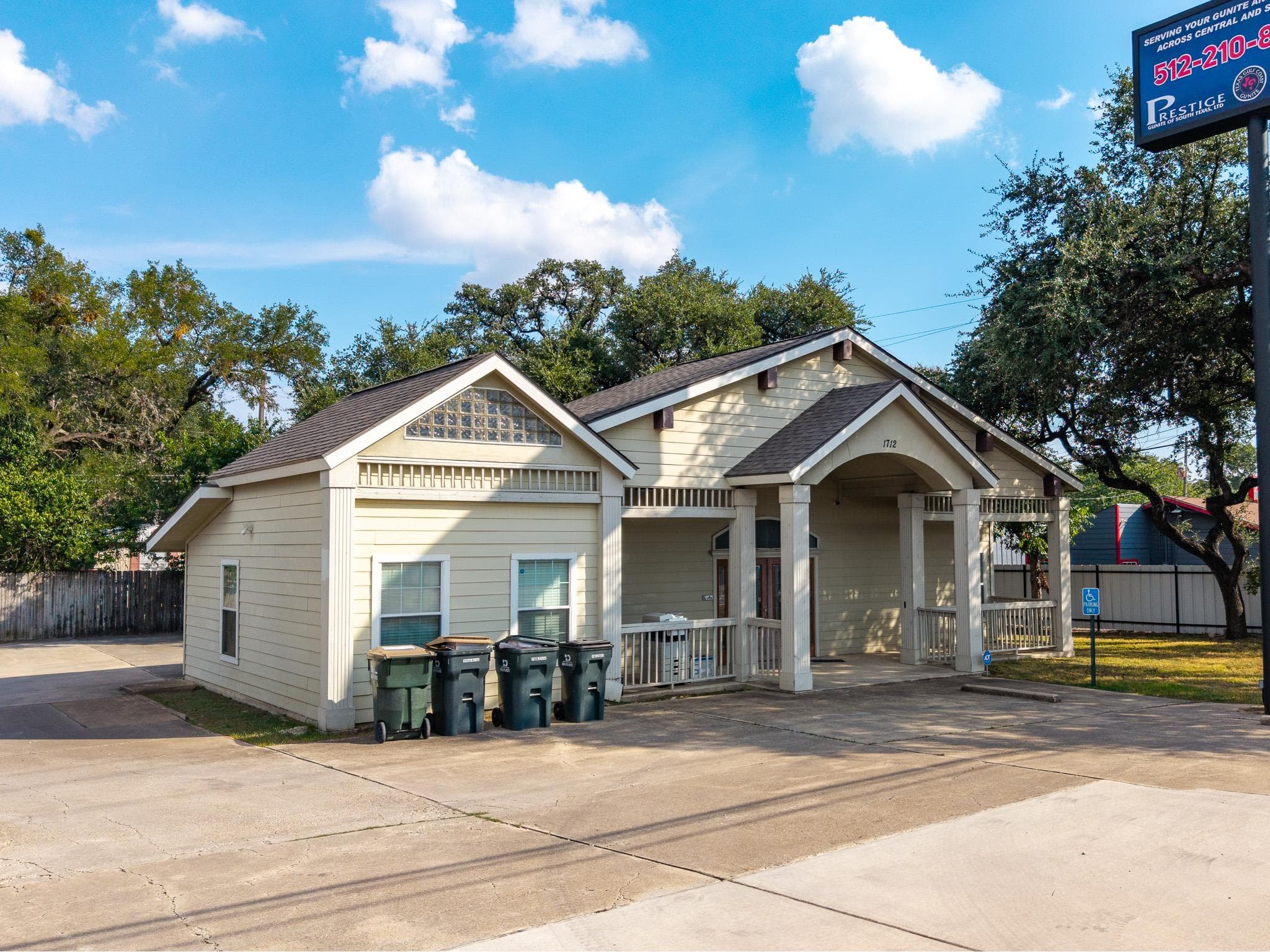 1712 N Interstate 35 Fwy  