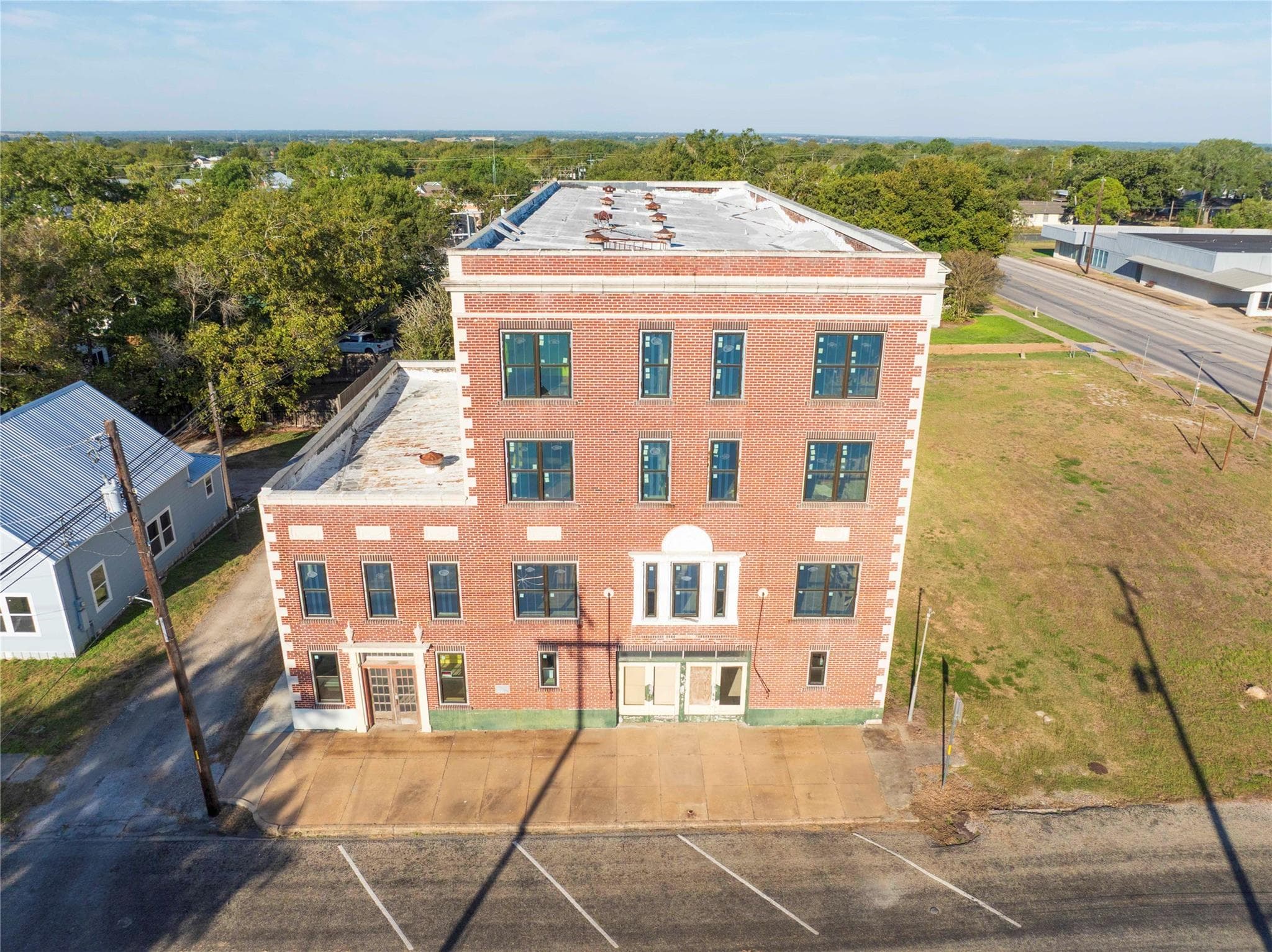 607  Lyons Ave