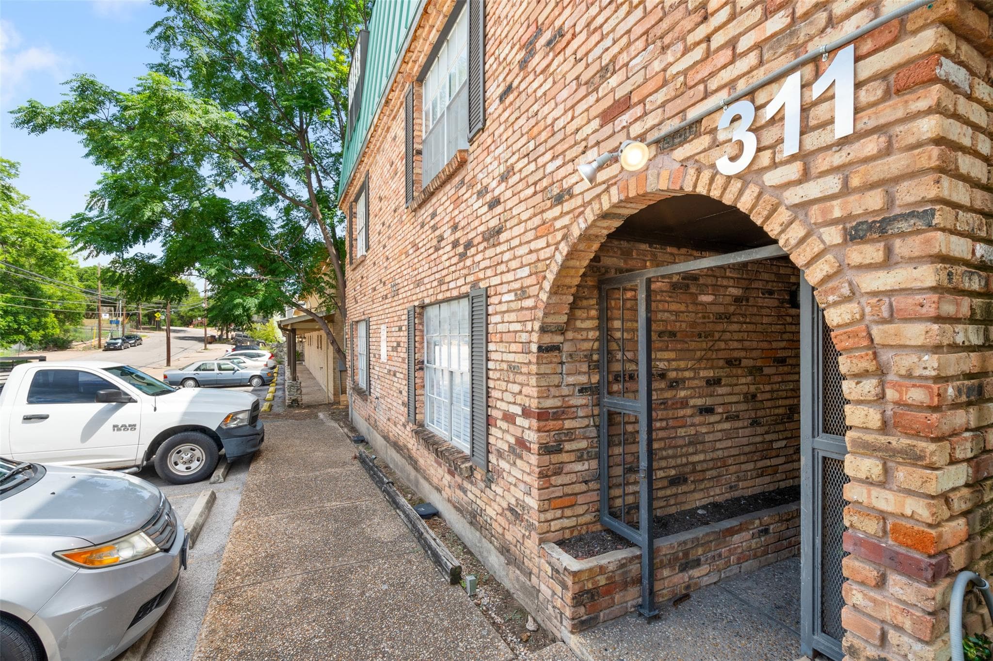 311 E 31st St  #205