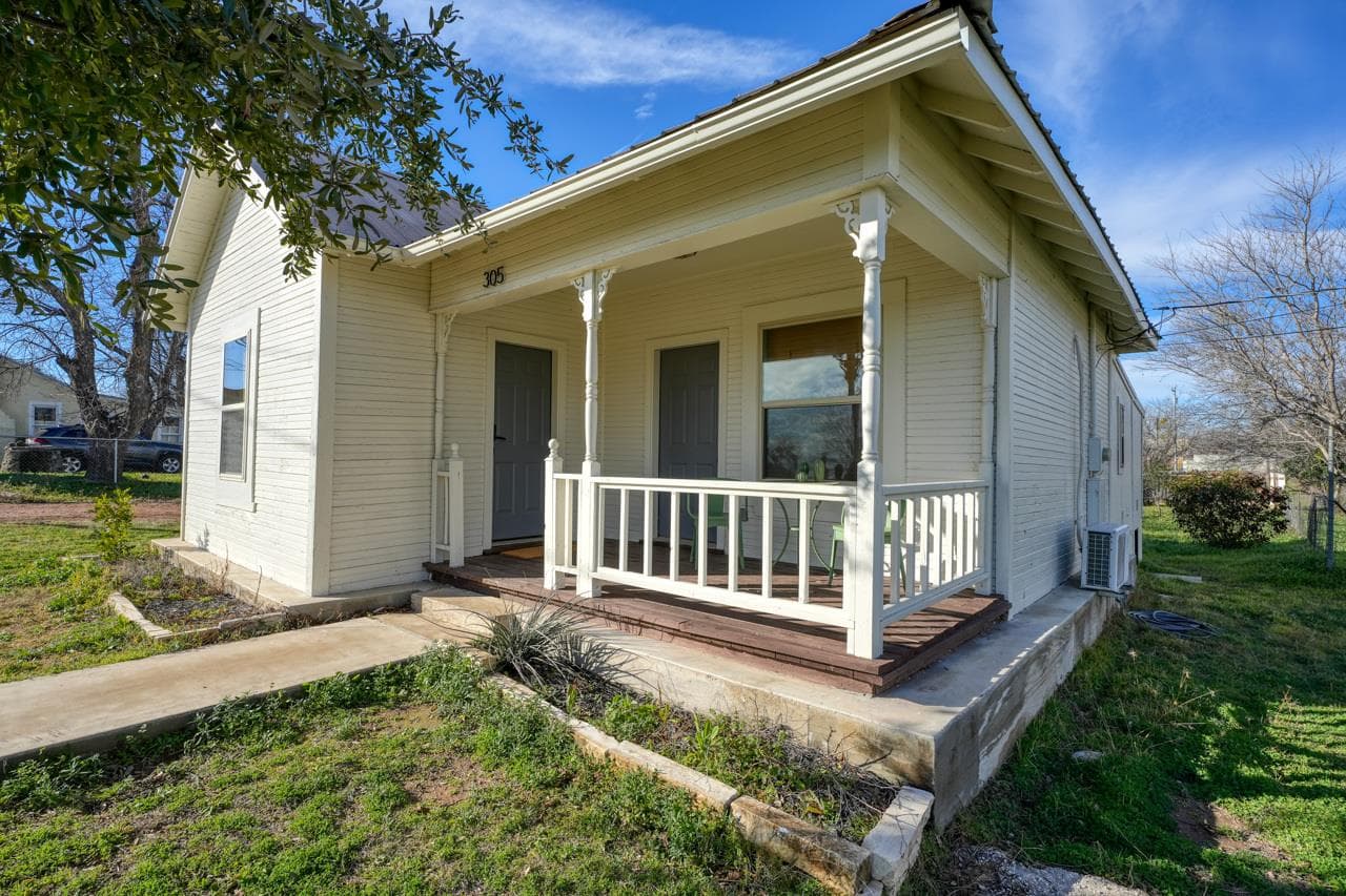 305 W Tarrant St