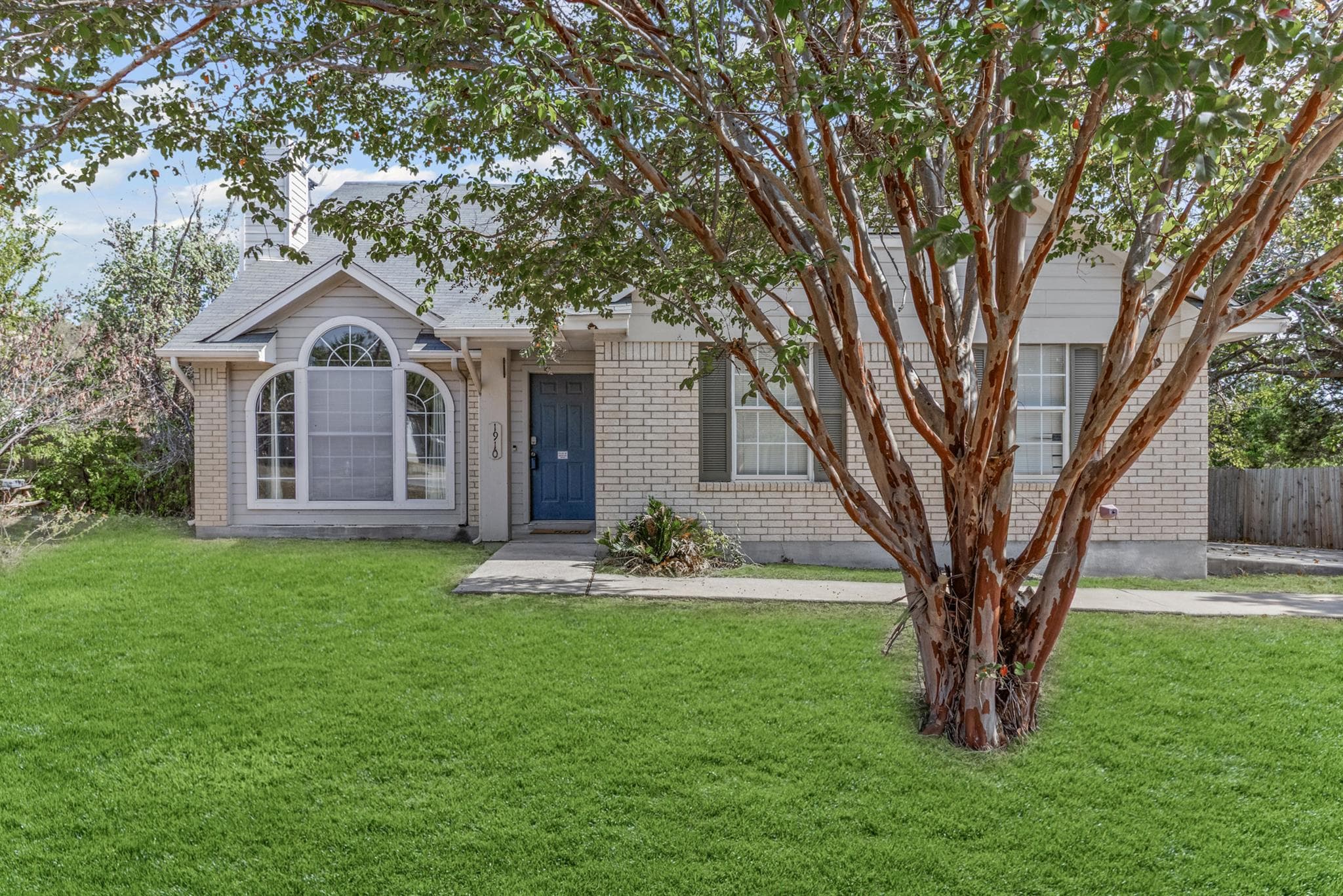 1910  Ireland Dr