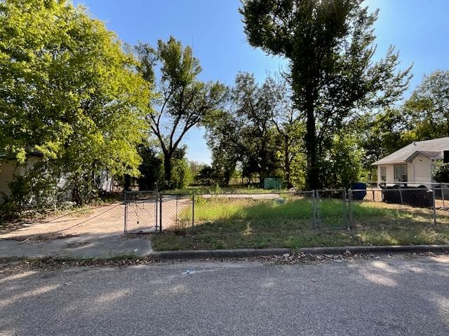 1005 W 8th St