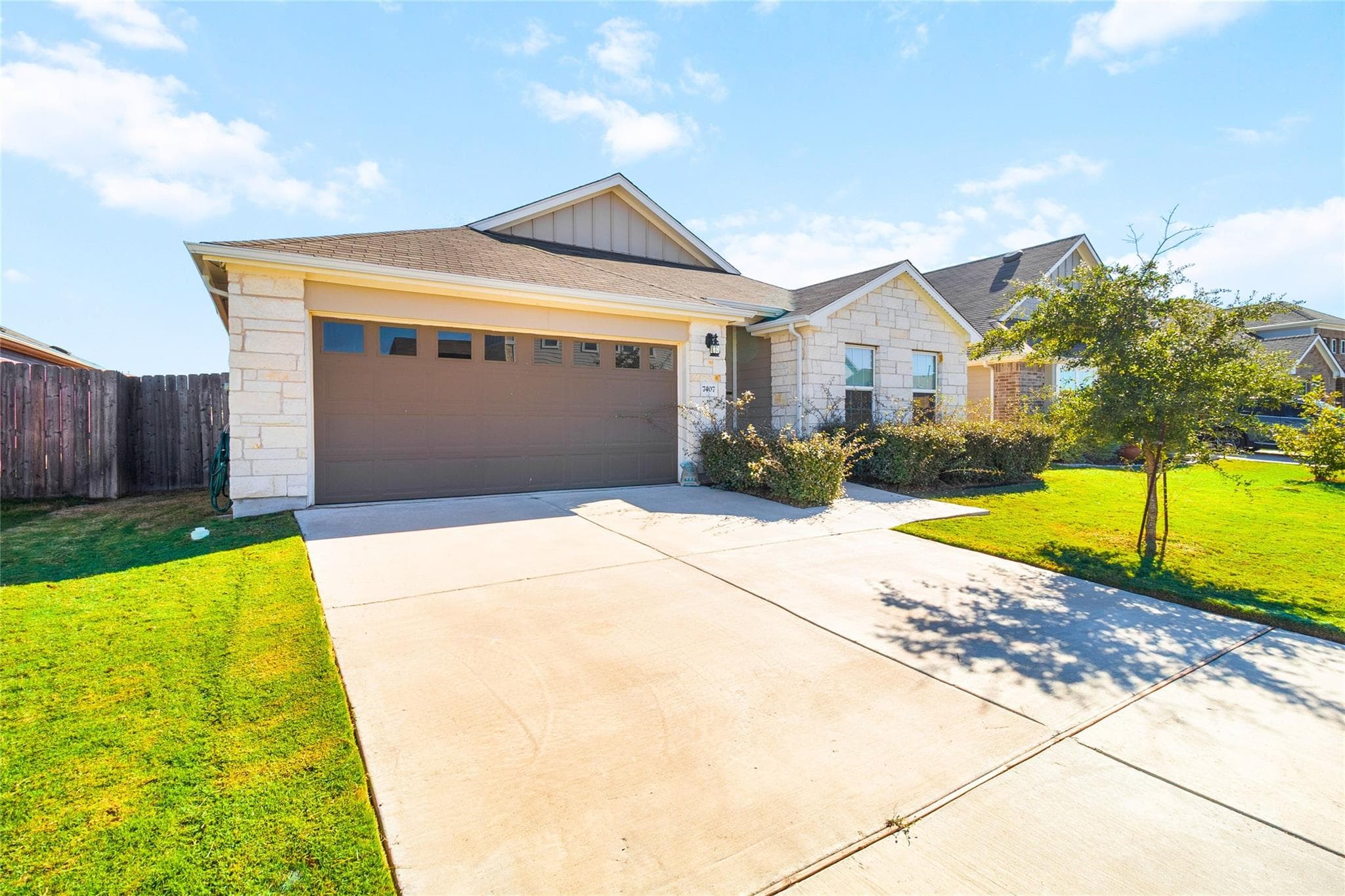 7407  Grenadine Bloom Bnd