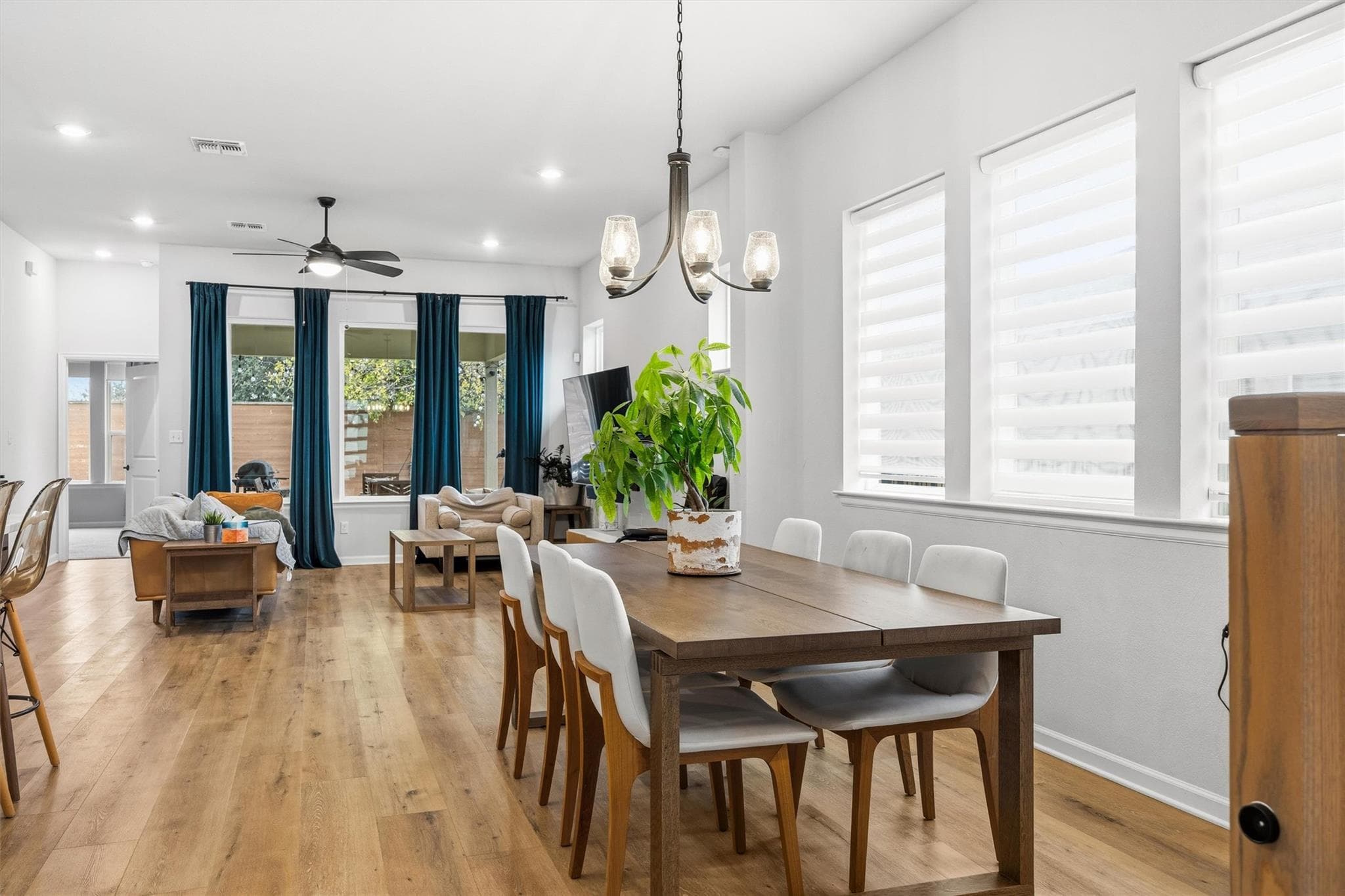 120  Monterey Oak Trl