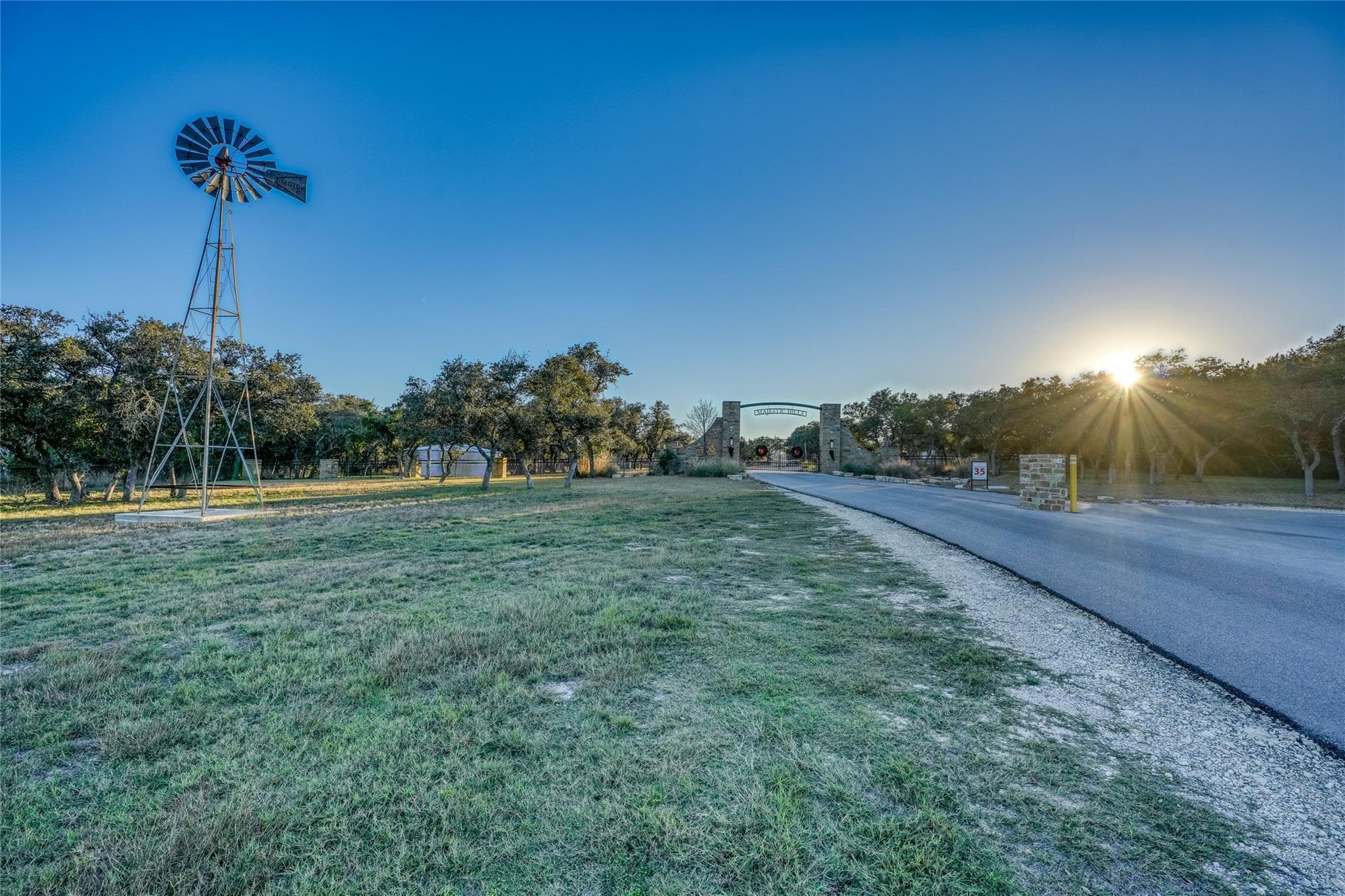 137  Falling Oak Dr Dr