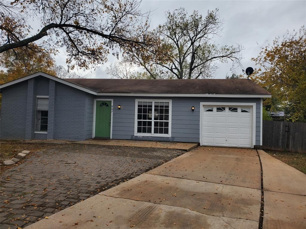 807 Fernwood Cv