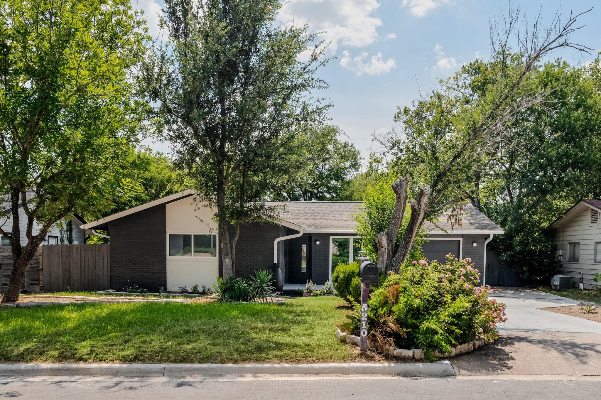 5210  Gladstone Dr
