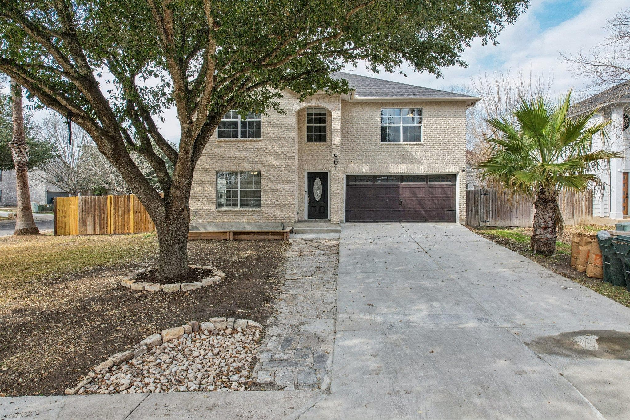 901 E Whispering Hollow Dr