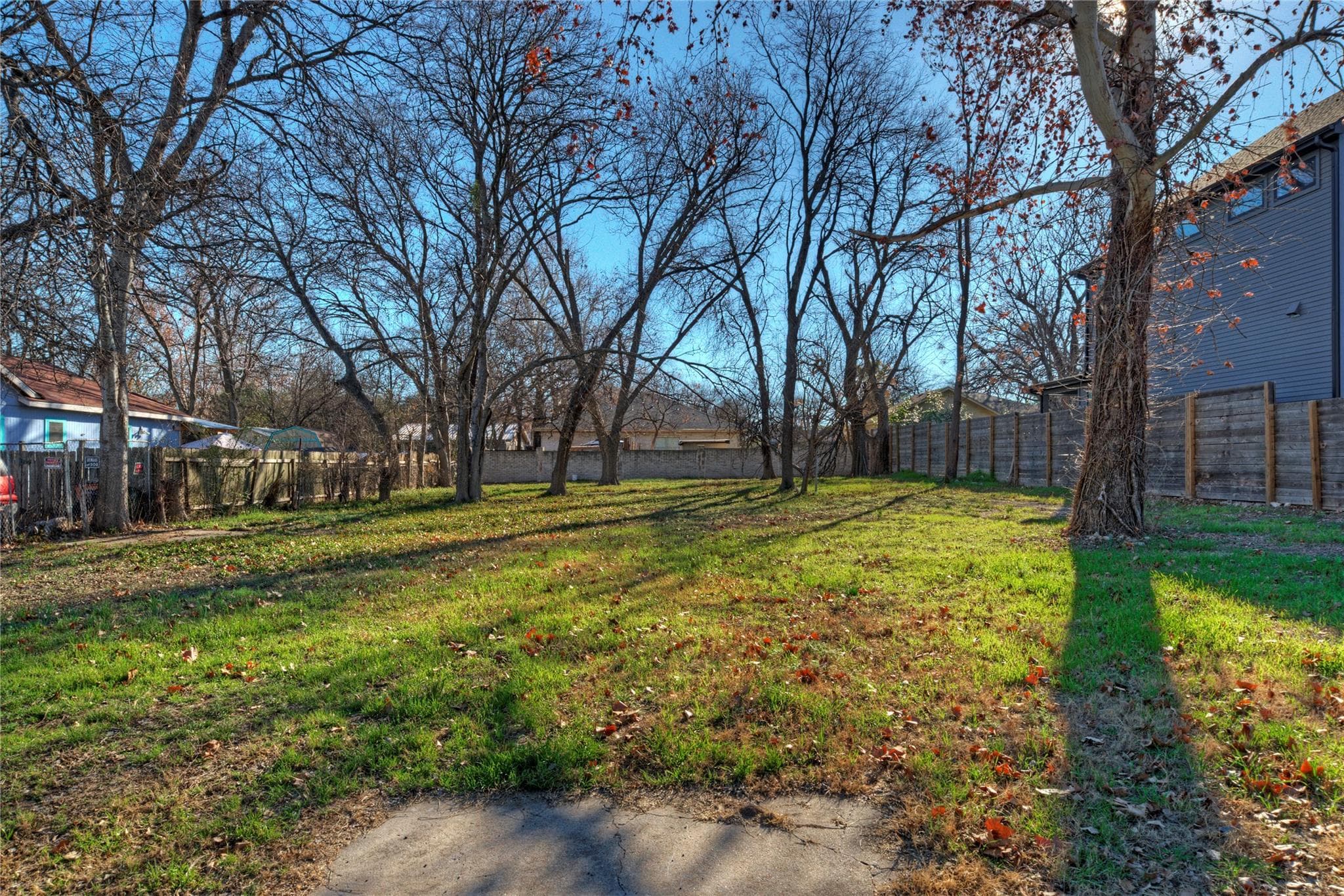 411 Hackberry Ln