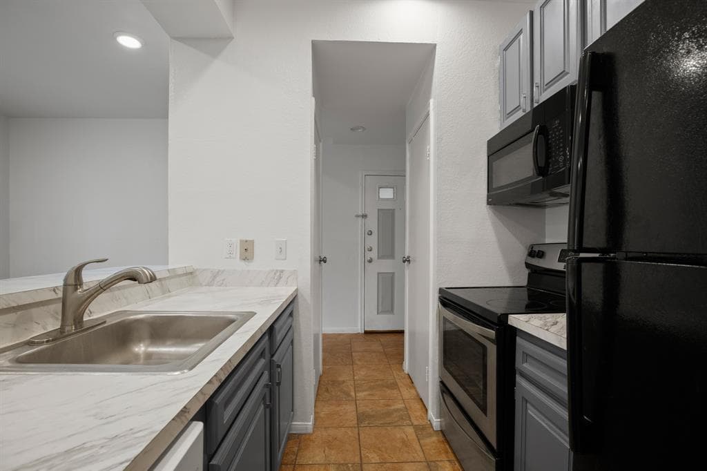 914 W 22nd 1/2 St  #304