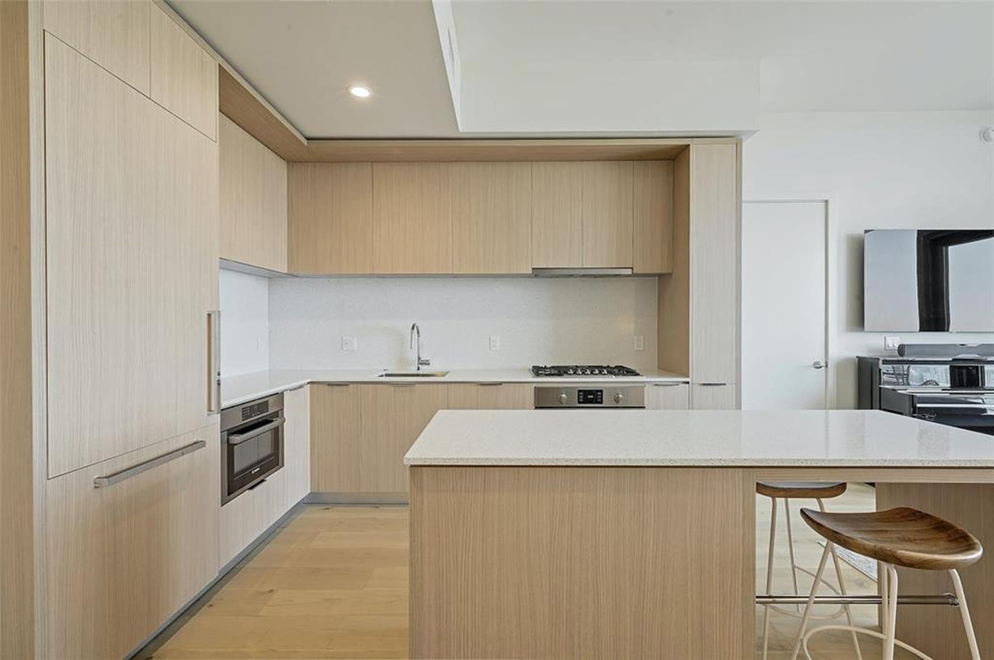 44  East Ave  #2708