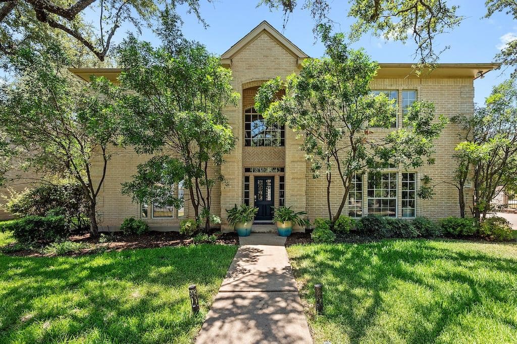 1207 Lakeway Dr