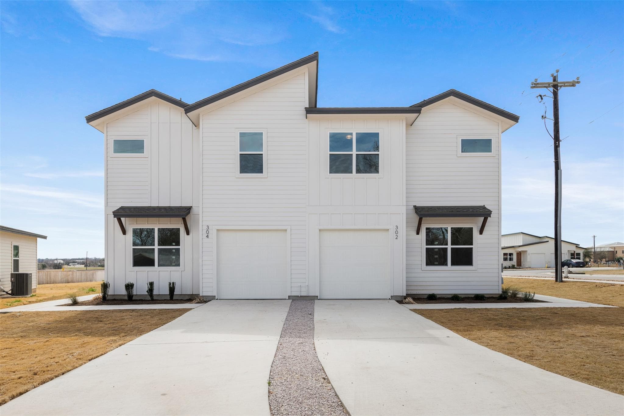 304 E 19.5 St  #304