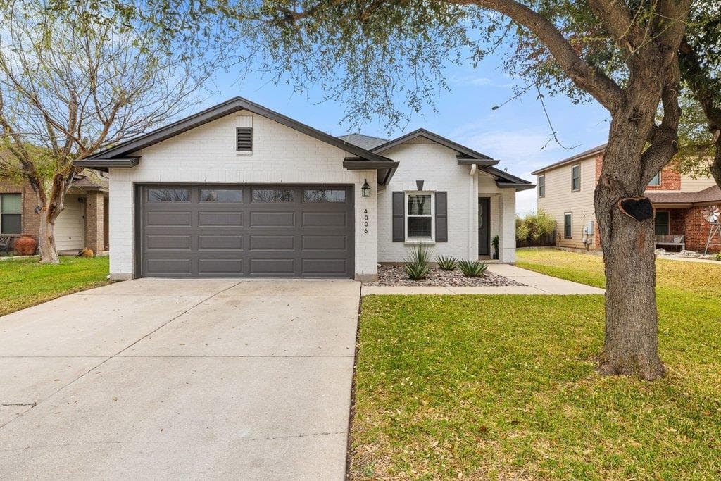 4006  Kings Canyon Dr