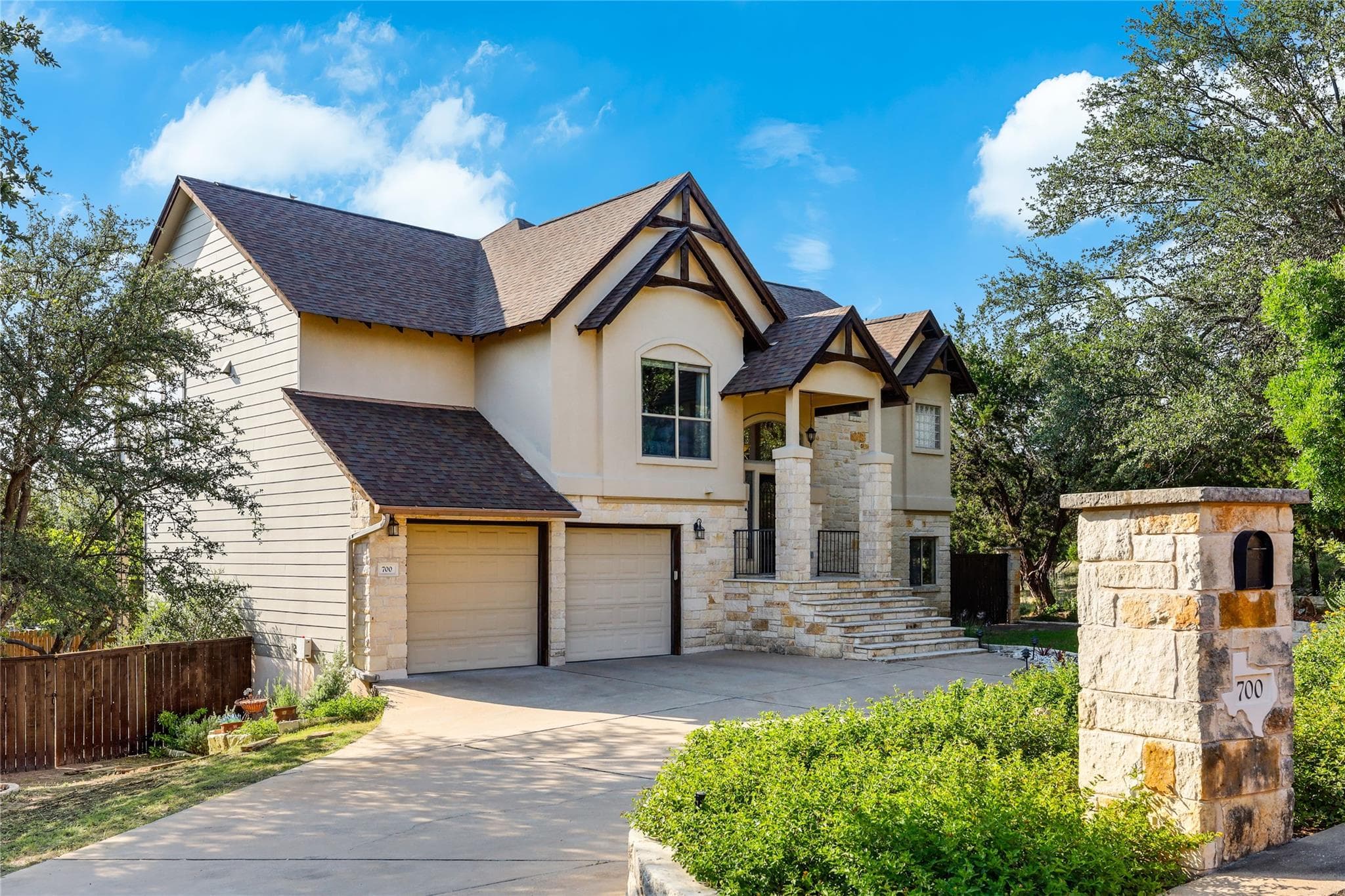 700  Augusta Cir N