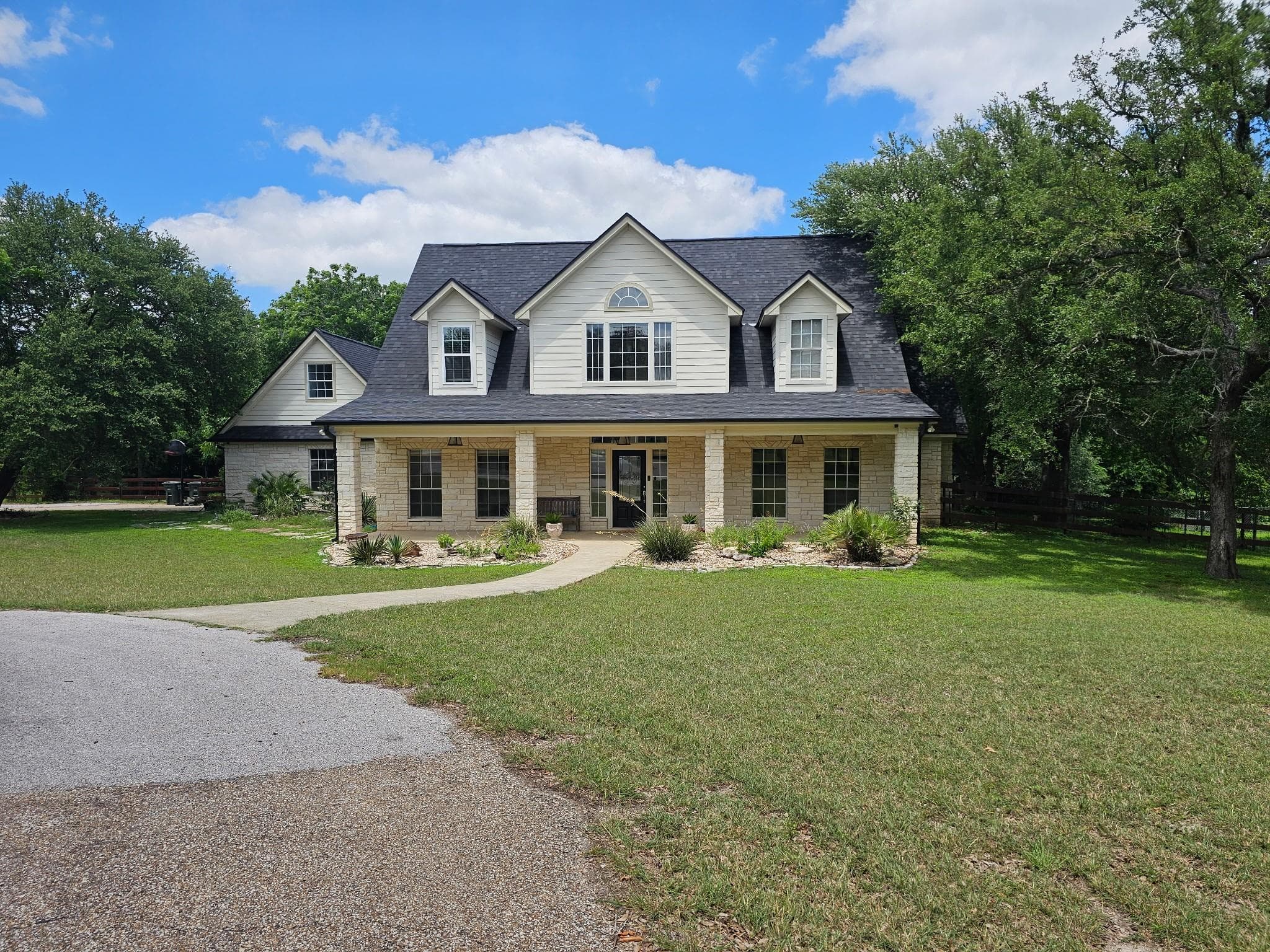 1060  Great Oaks Dr