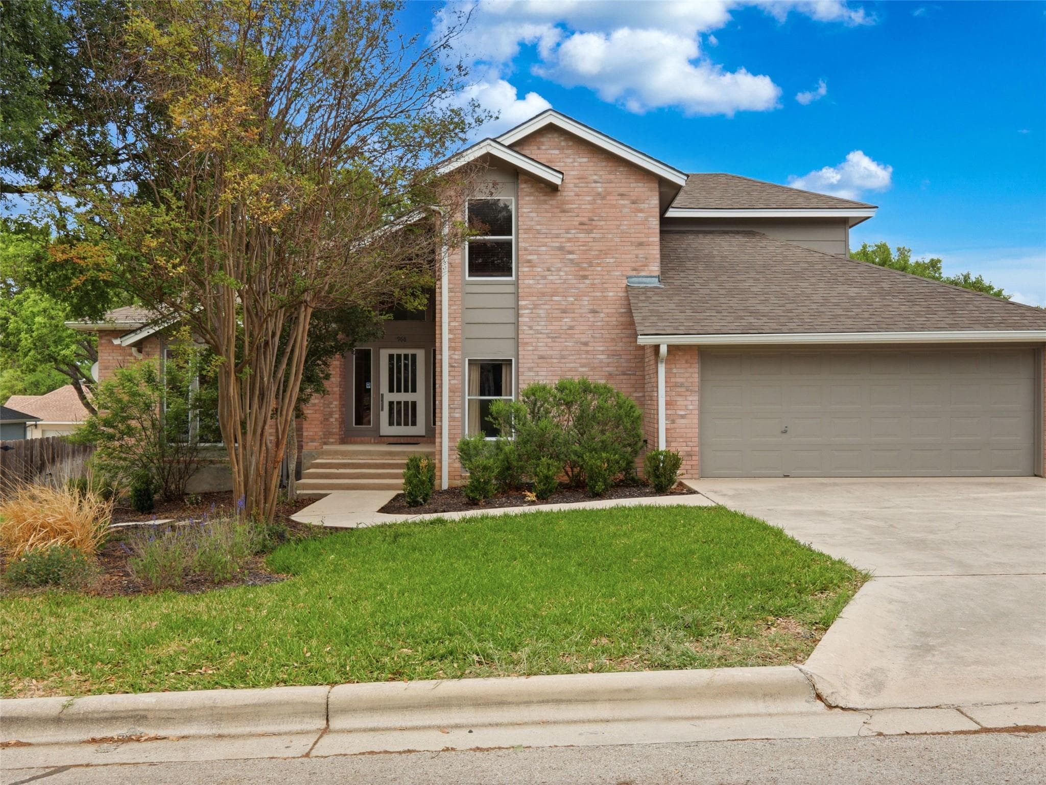 968  Queens Dr