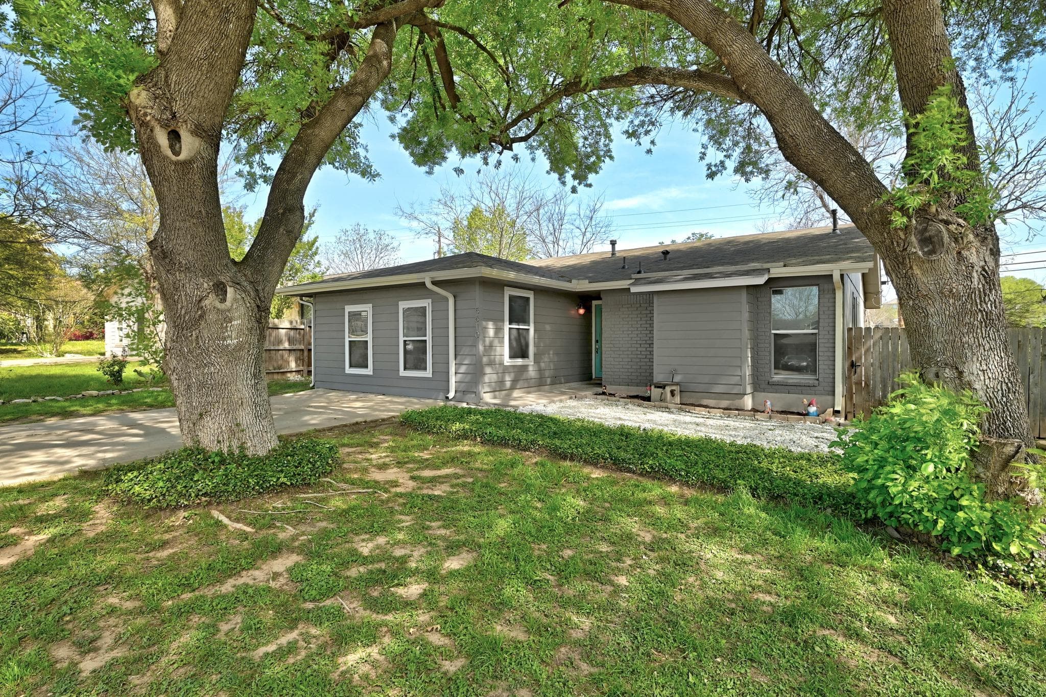5610  Fence Row