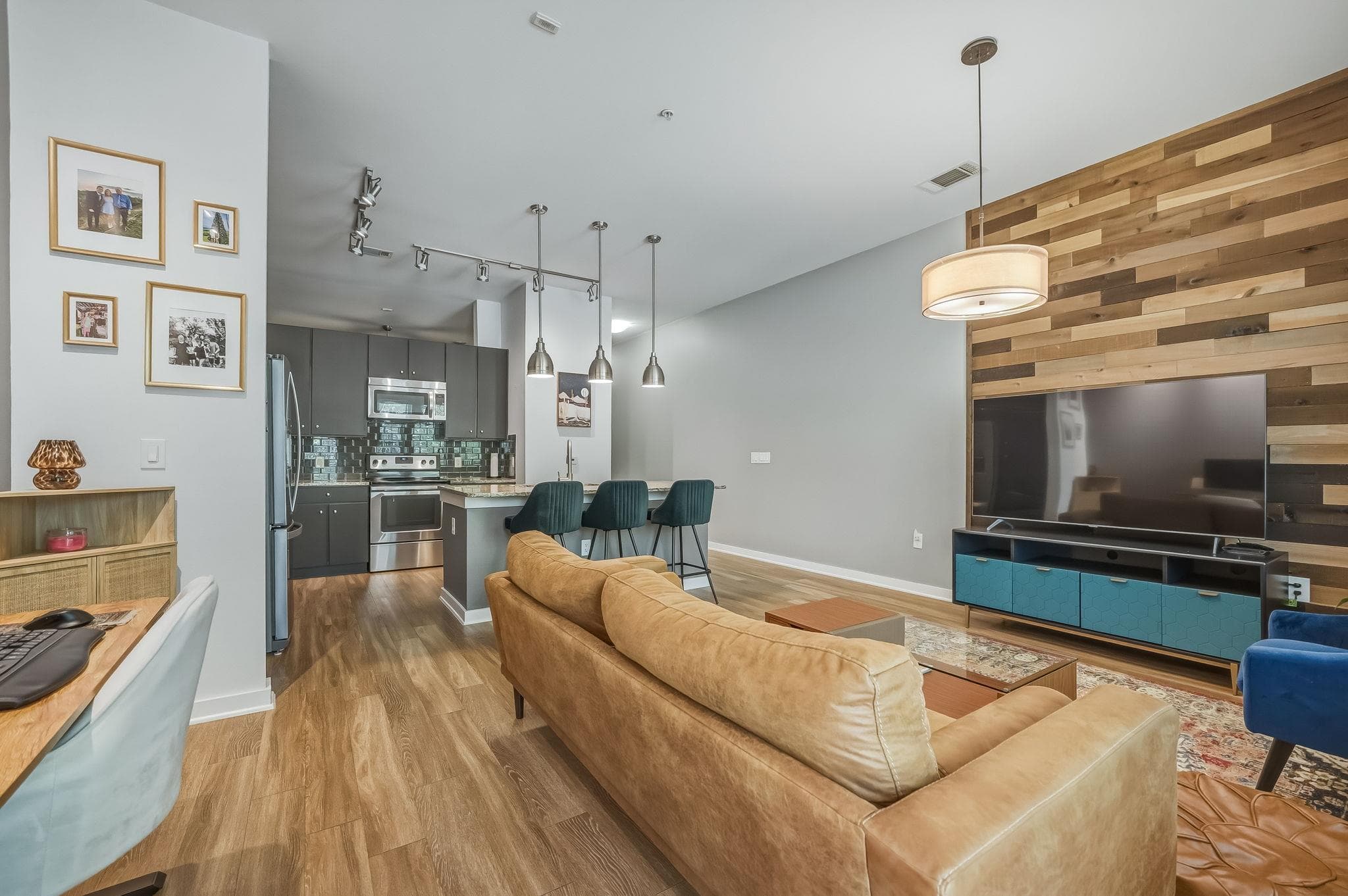 1900  Barton Springs Rd  #2006