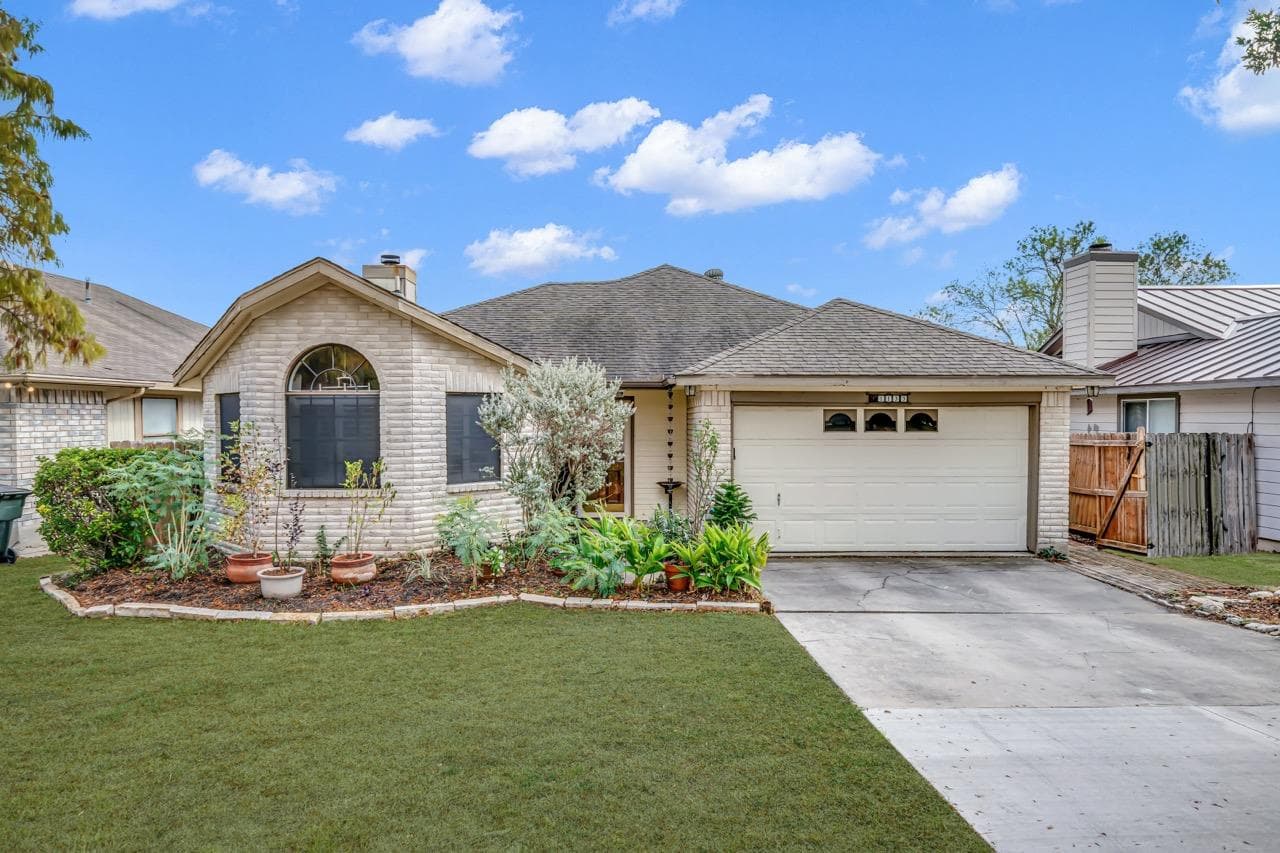 1133 Lago Vista St