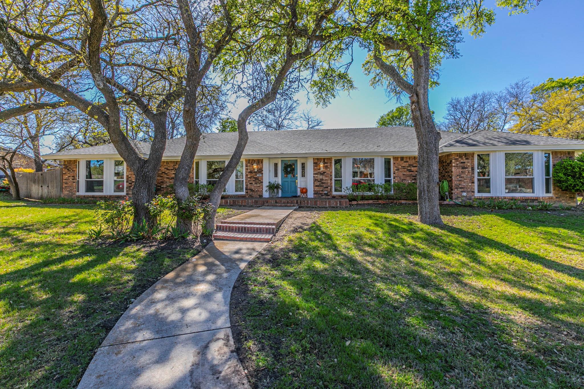208  Highland Oaks Dr
