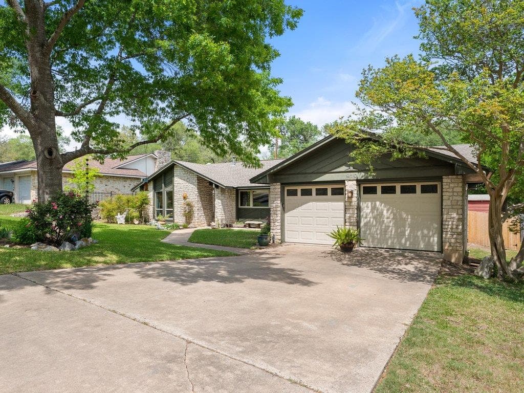 910  River Oaks Dr