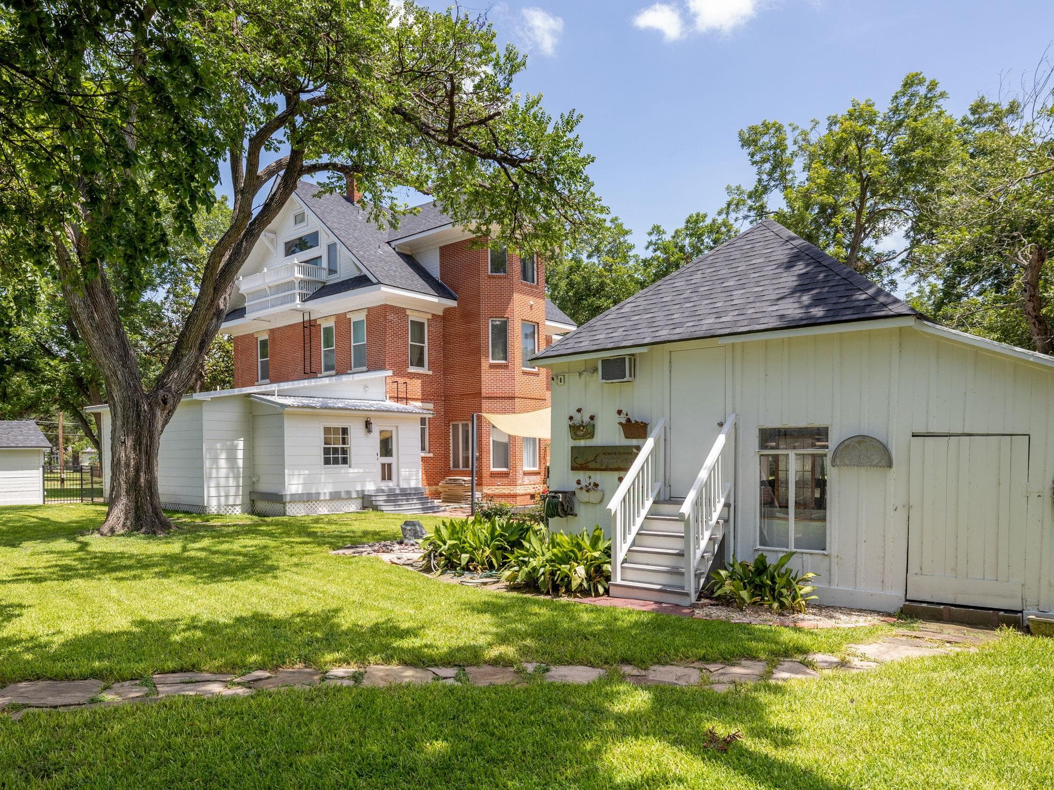 1220 W Lake Dr
