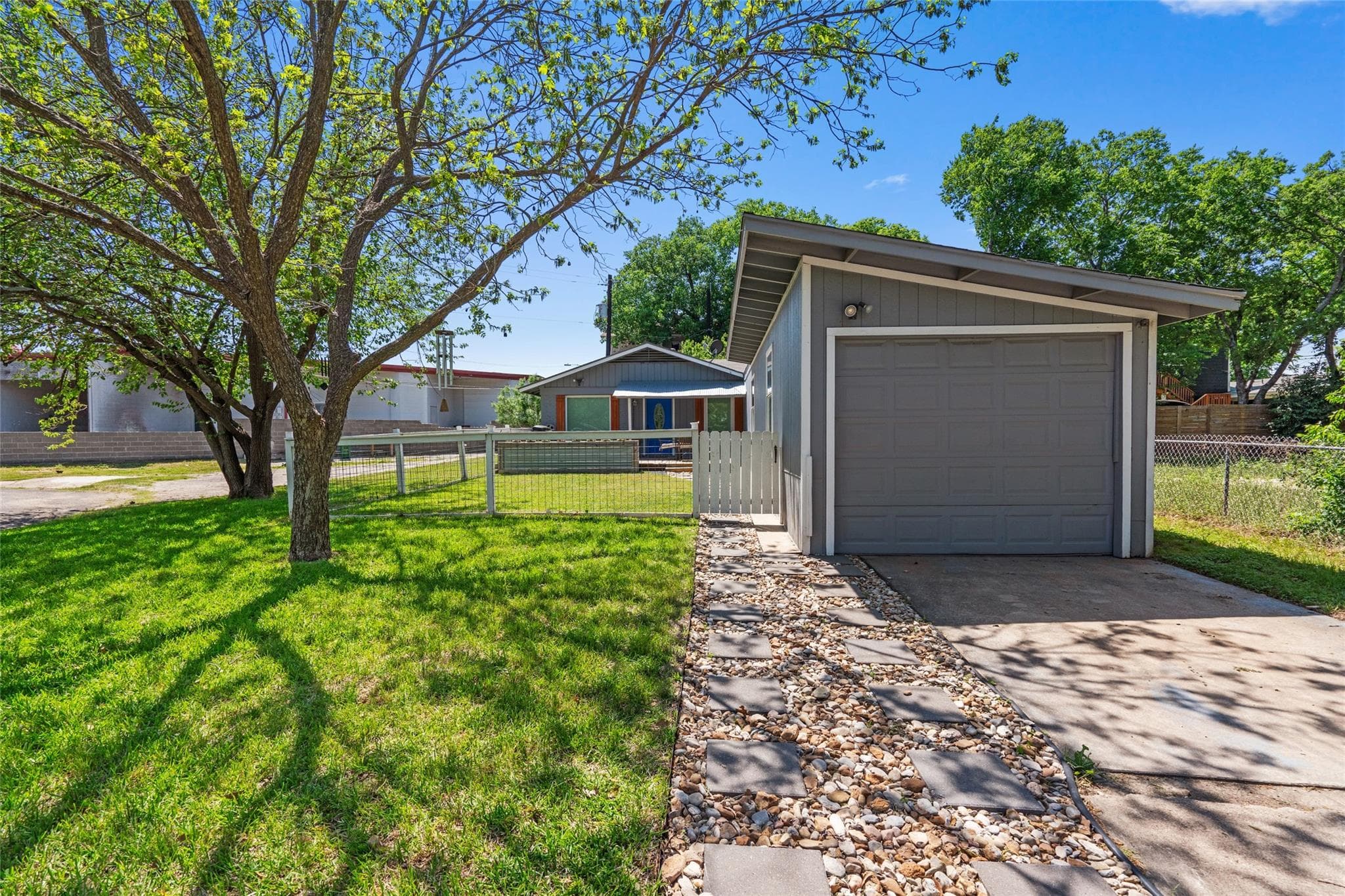 8400 Sequoia Dr