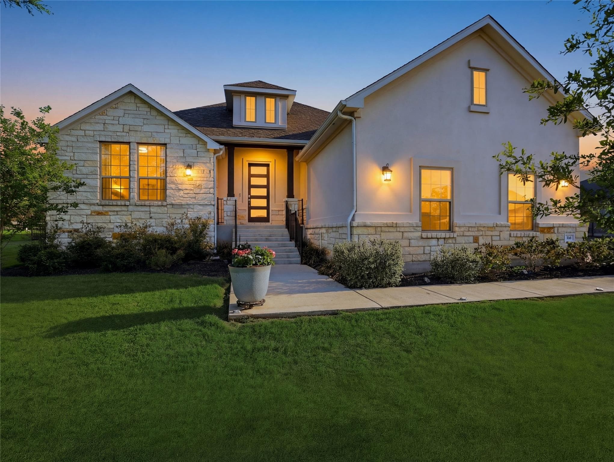 316  Raptor Beak Way