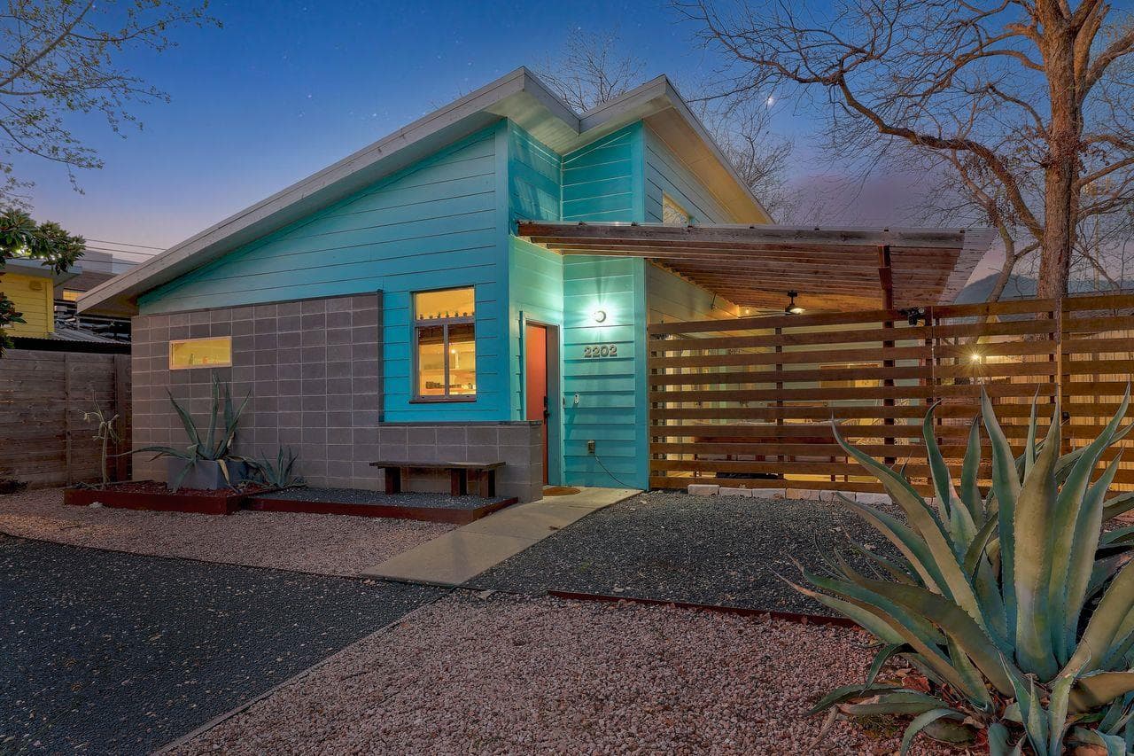 2202  Santa Rosa St