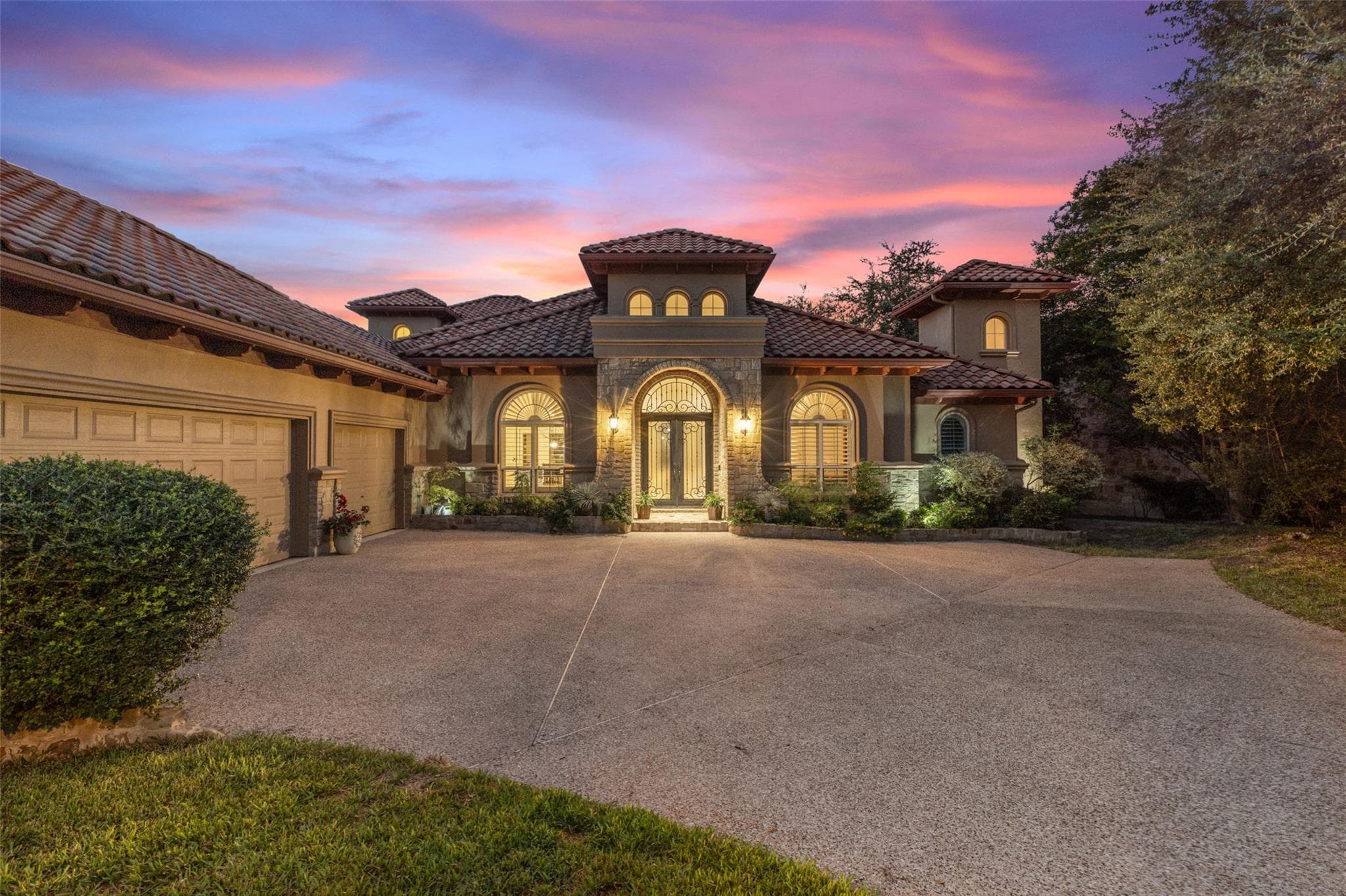 101  Lakeway Hills Cv