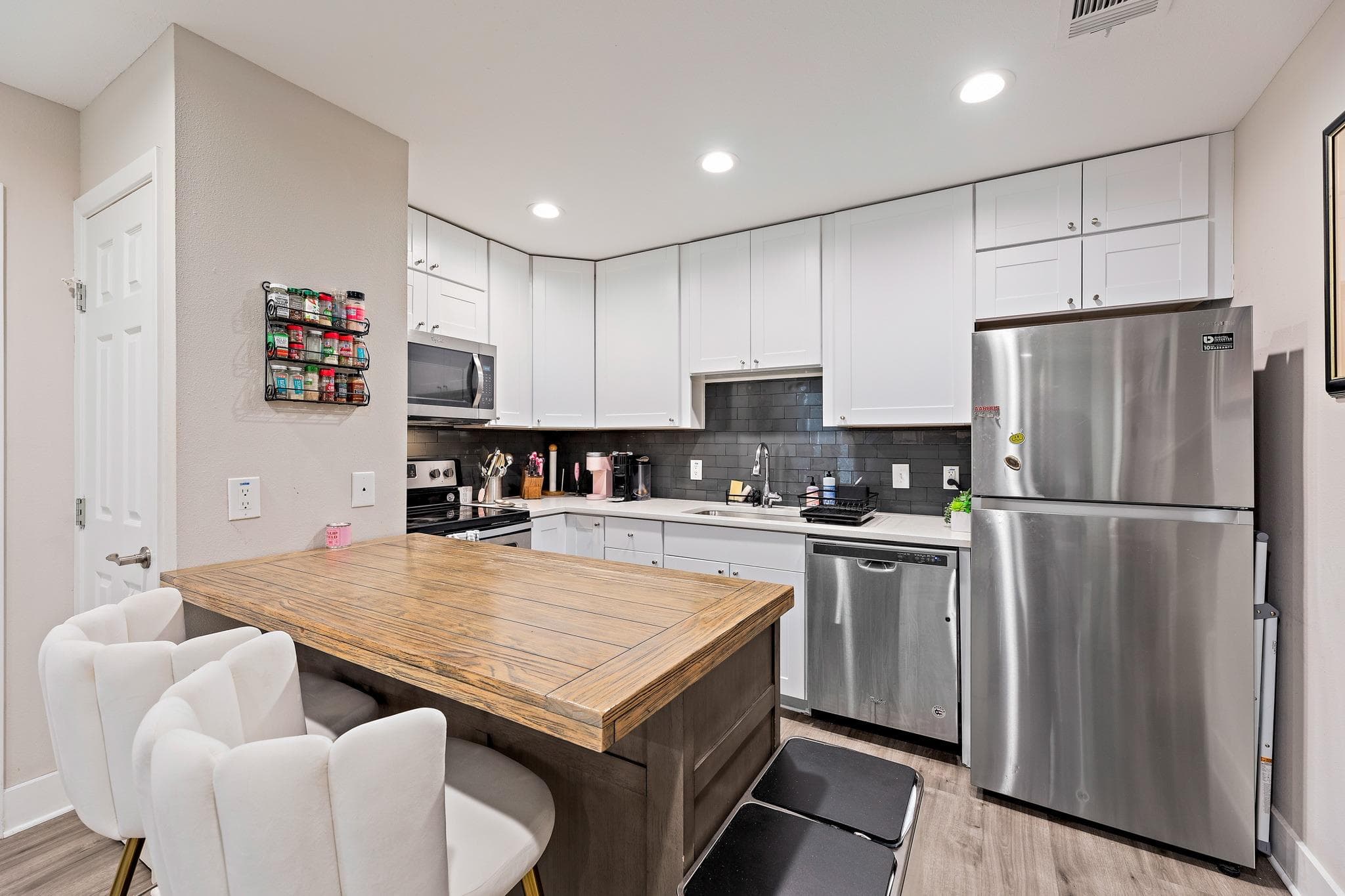 935 La Posada Dr #128
