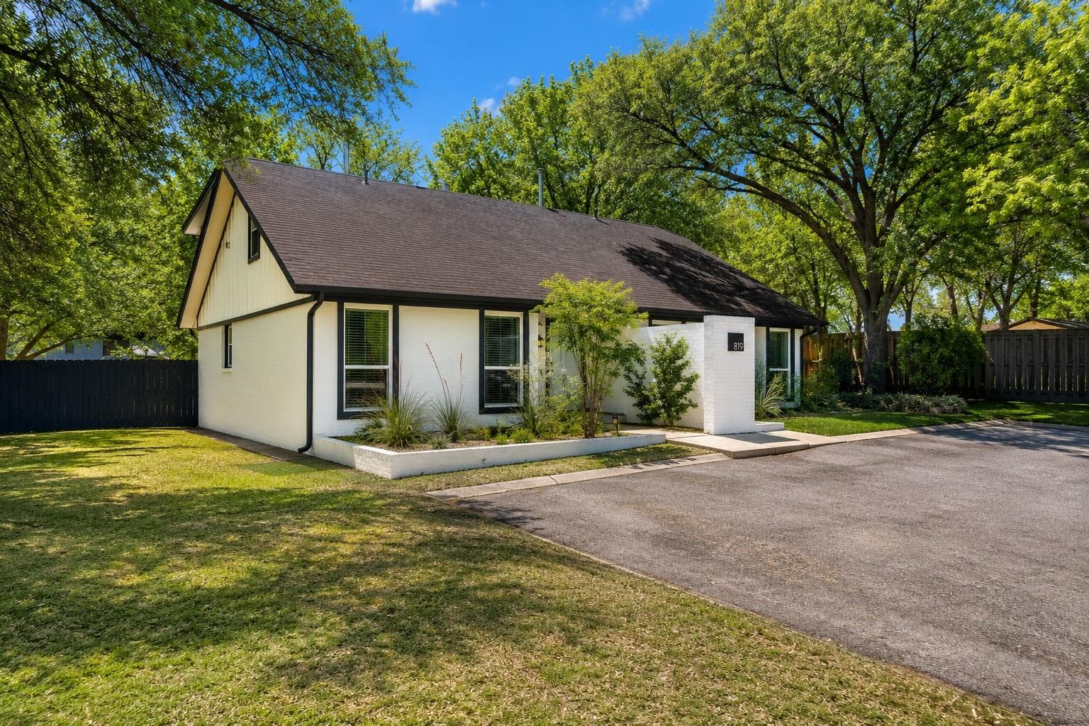 819  Sahara Ave