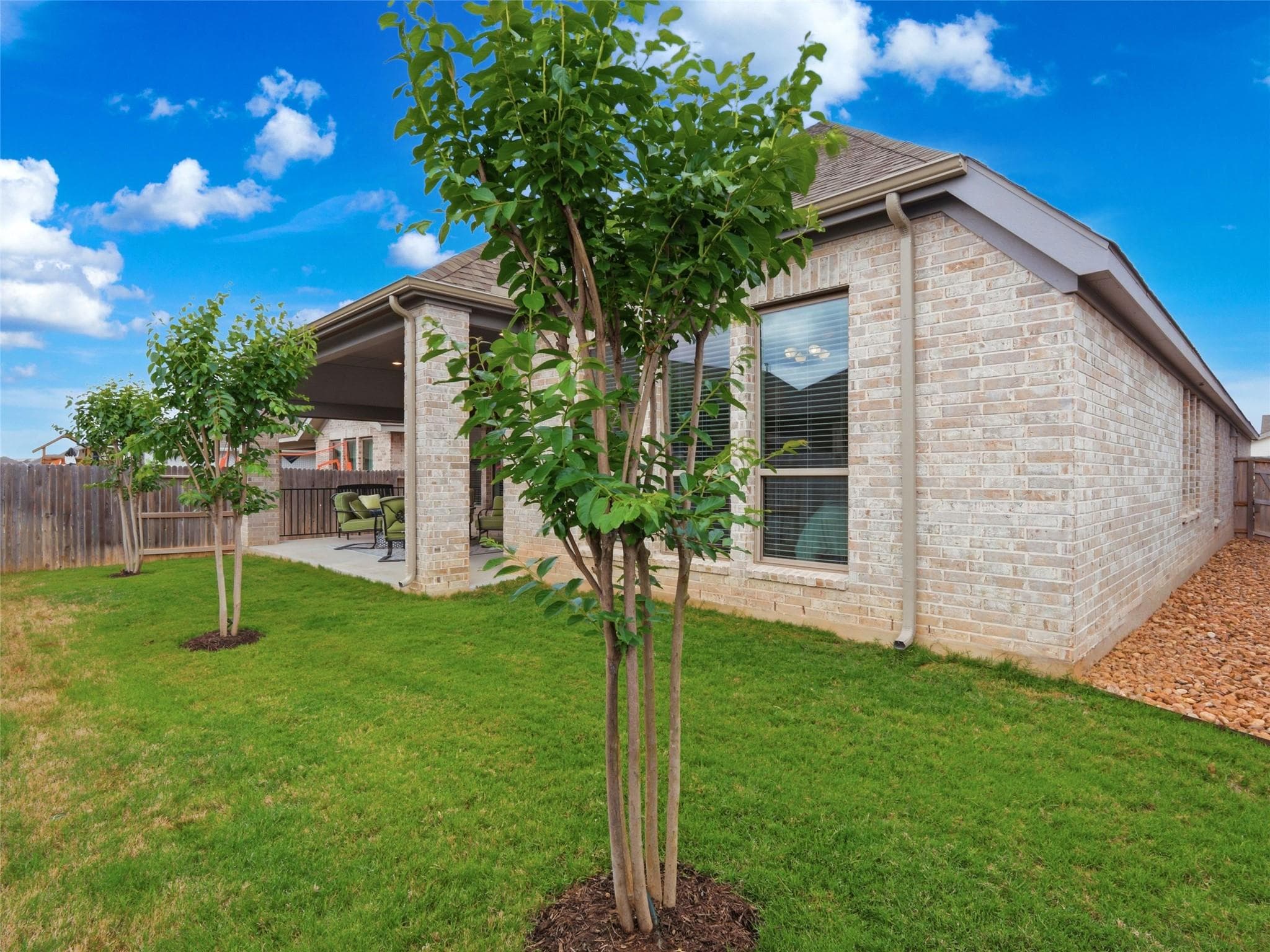 1833  Luna St