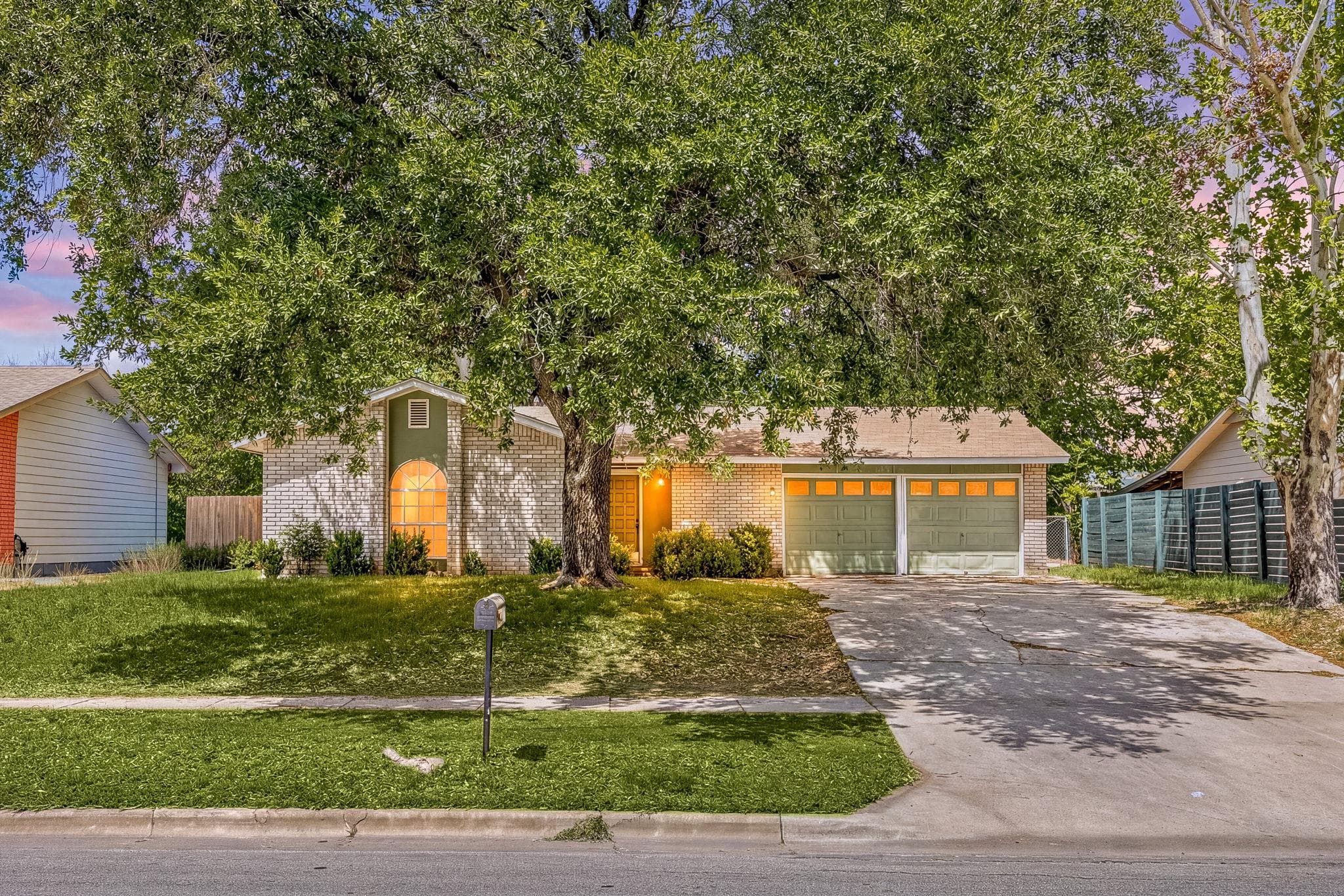 2412  E Stassney Ln