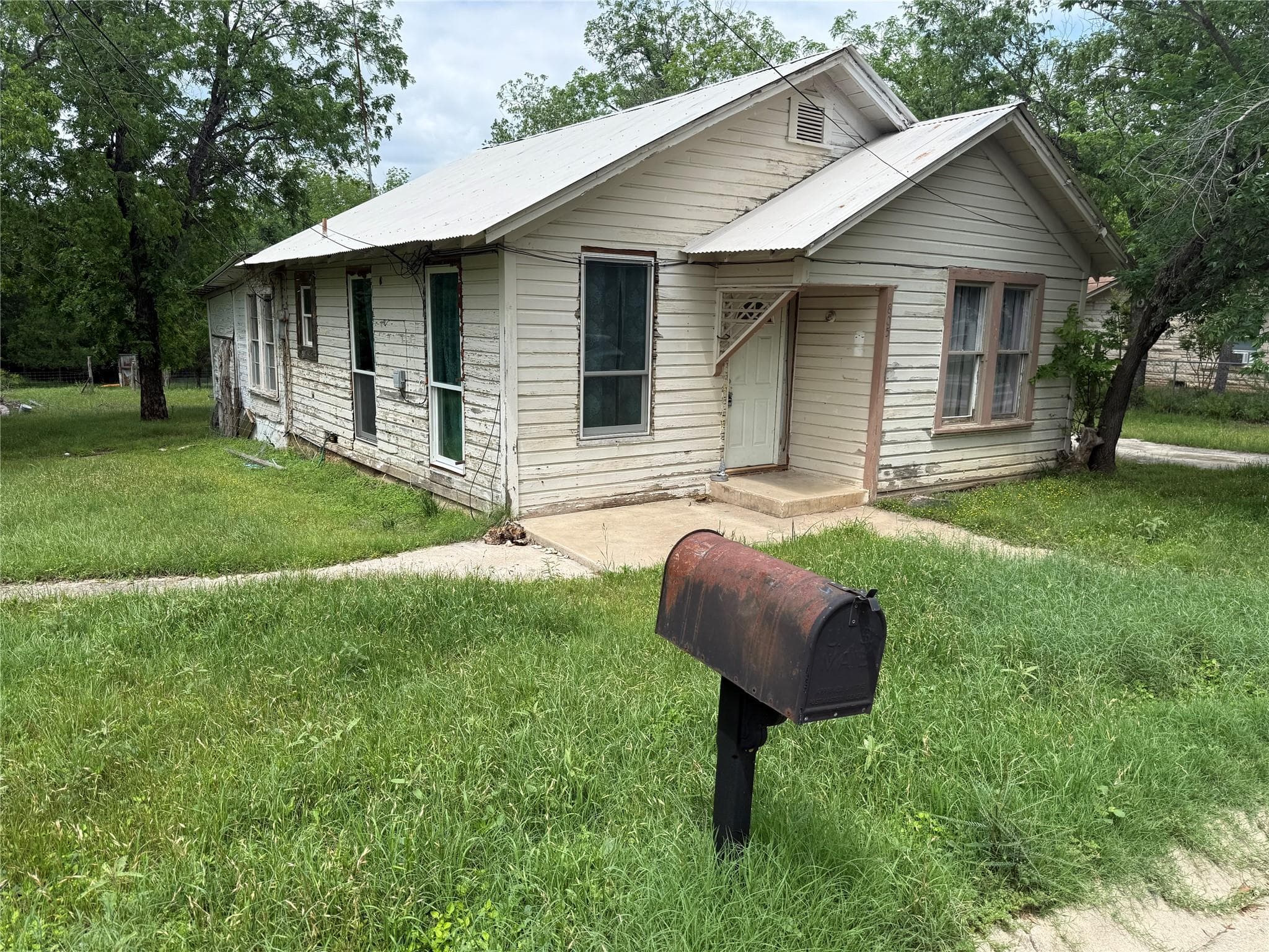805 W Avenue C None