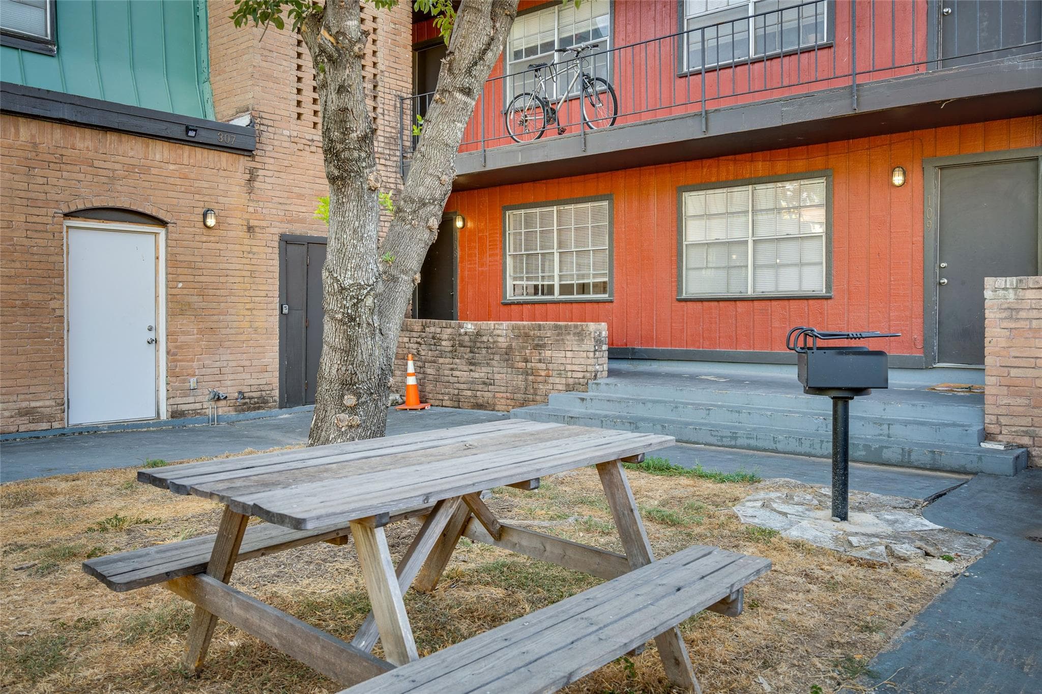 307 E 31 St  #106