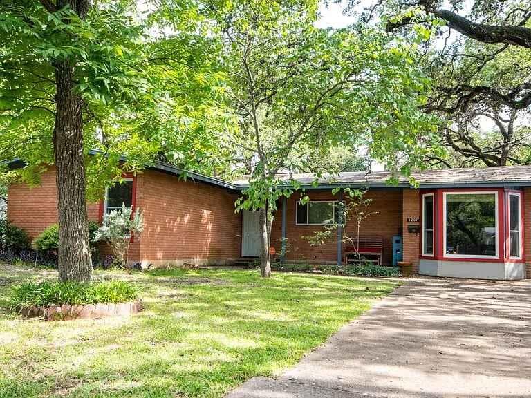 1207  Fieldcrest Dr