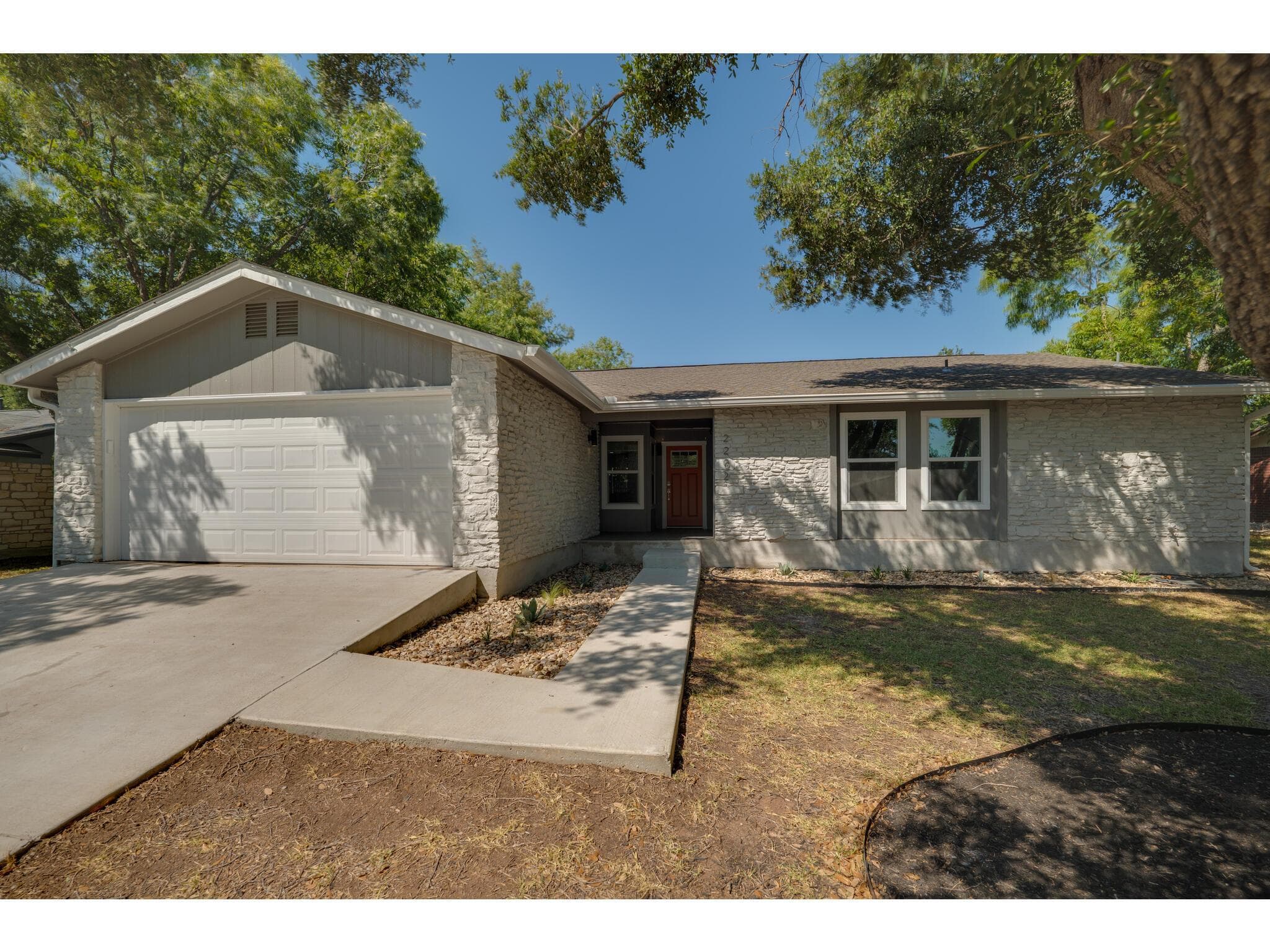2202  Donna Dr