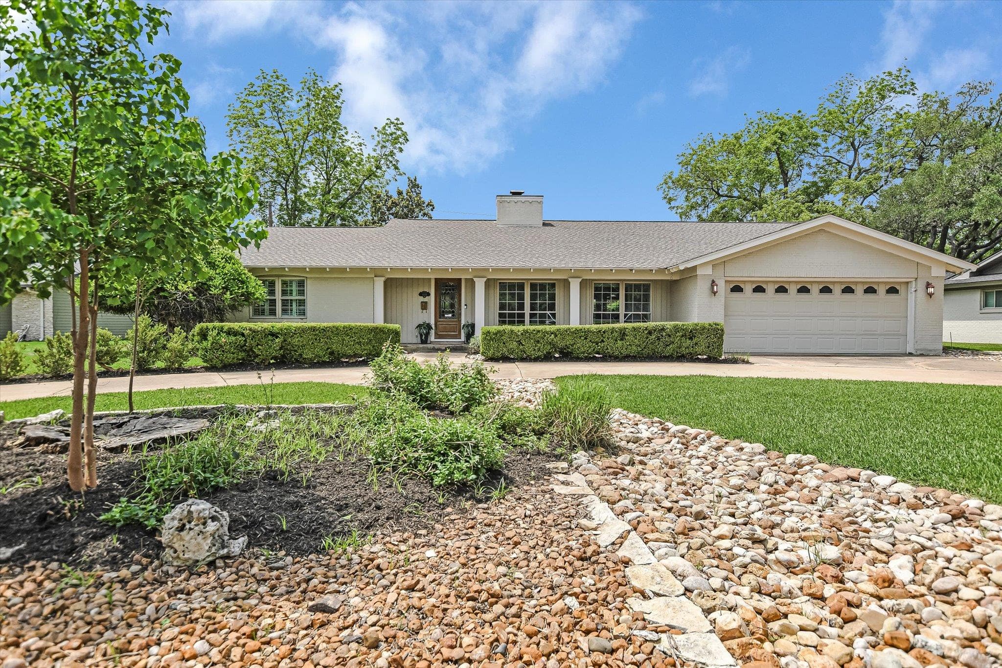 4011 N Hills Dr