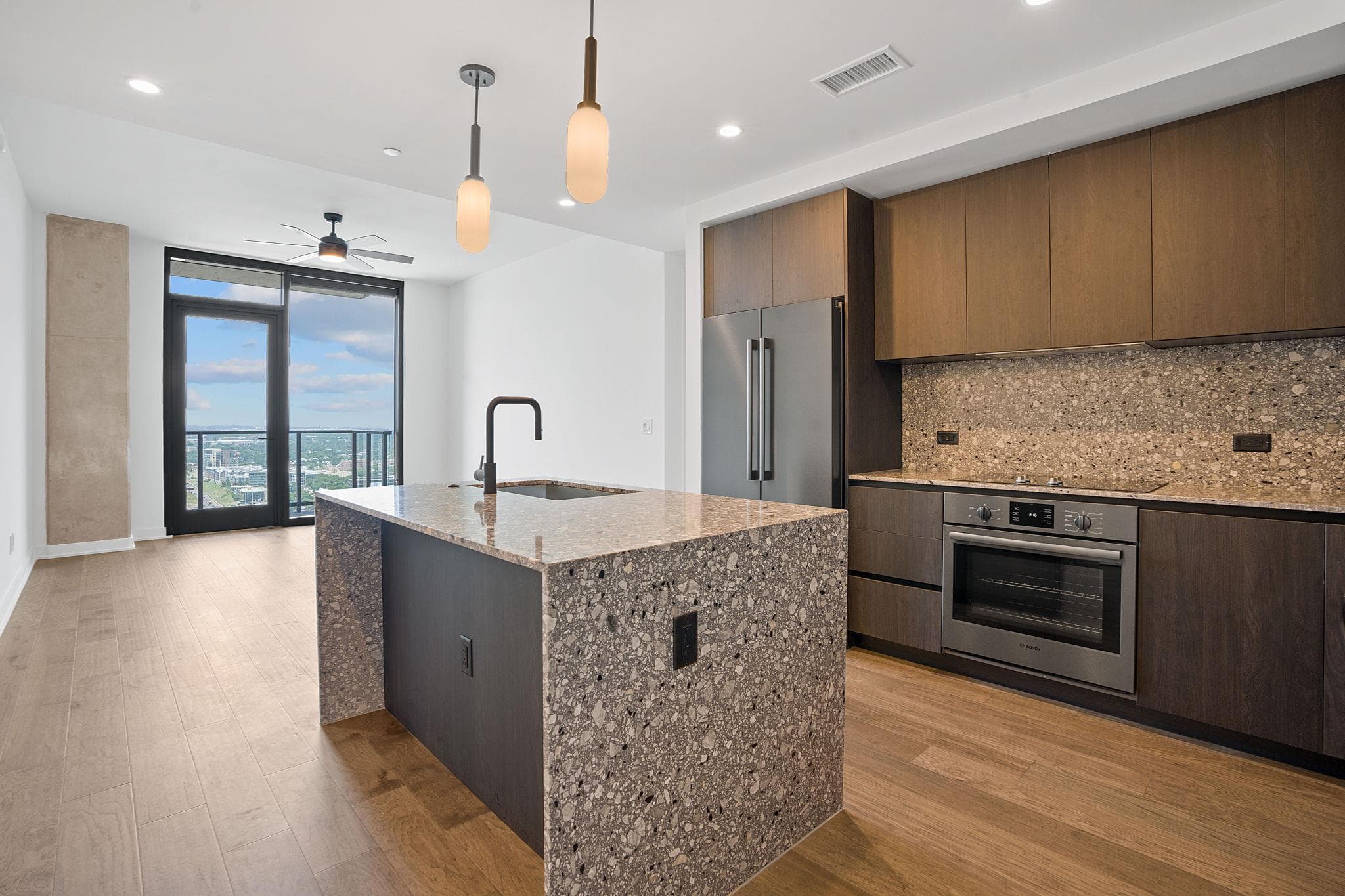 84  East Ave  #3503